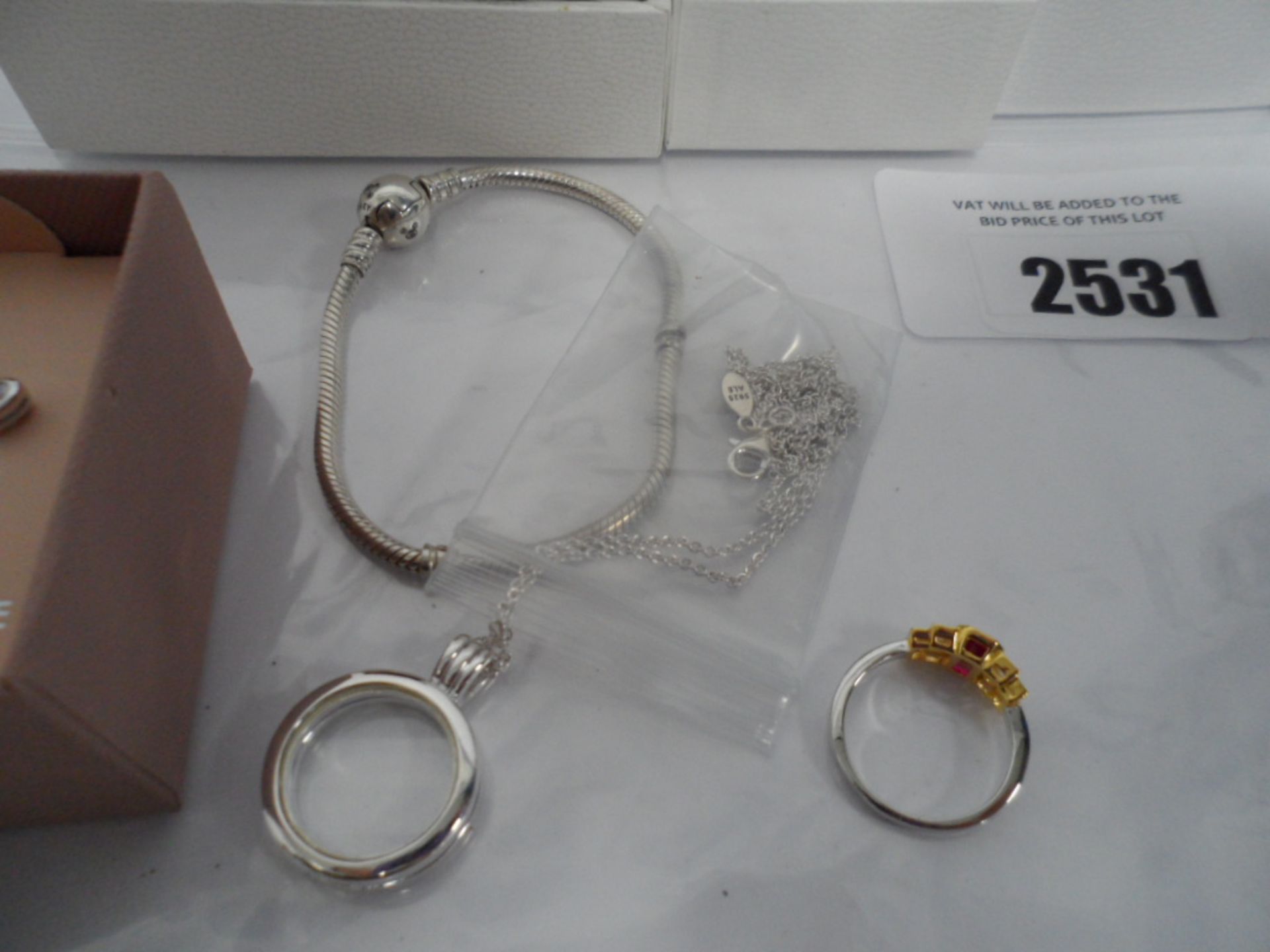 Bag of jewellery items to include charms, bracelets and earrings by Pandora, Swarovski, etc - Image 3 of 3