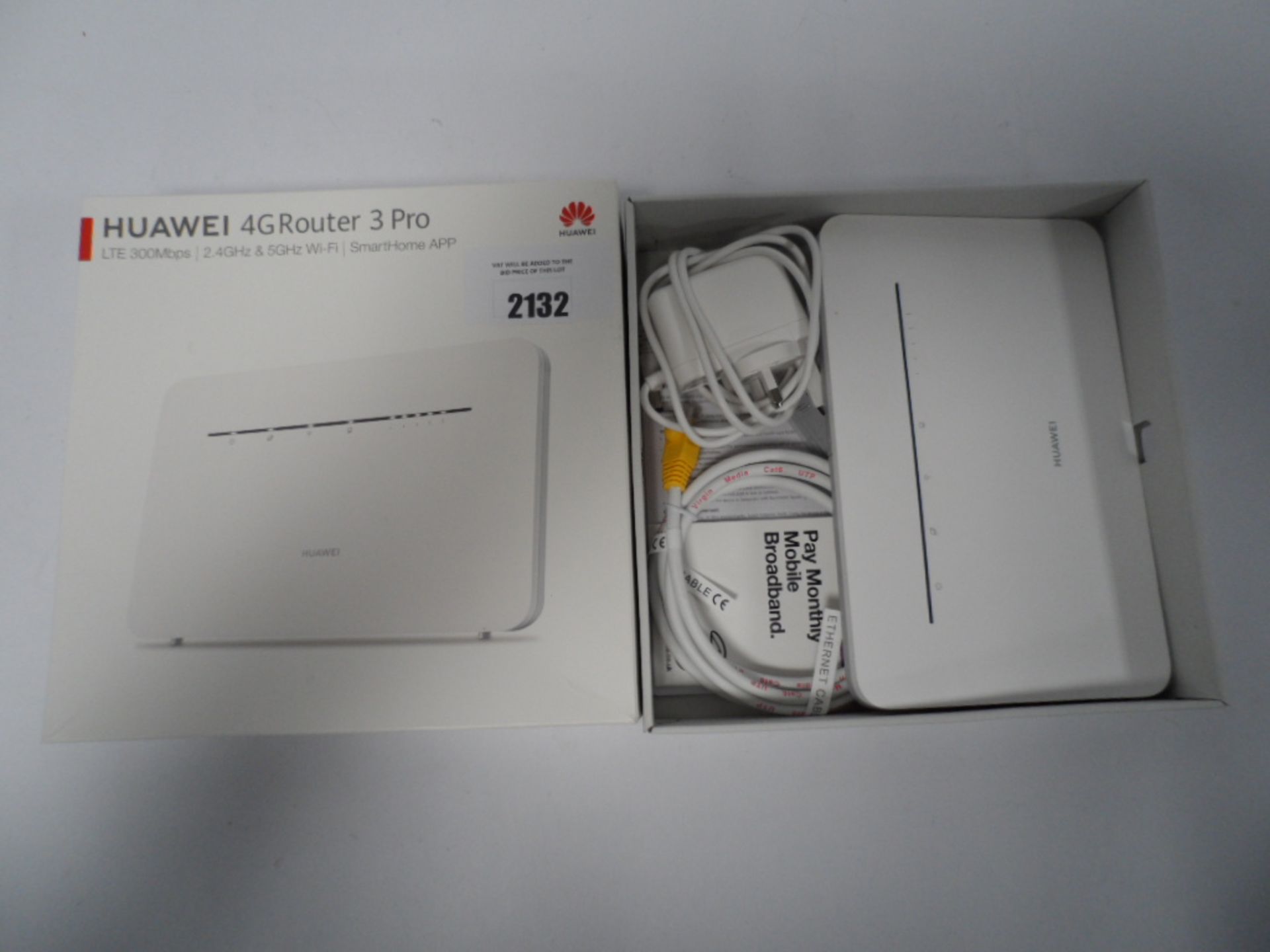 Huawei 4G router 3 Pro 2.4GHz/5GHz wi-fi device, boxed with power supply and network cable.