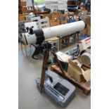 Reflector telescope with case