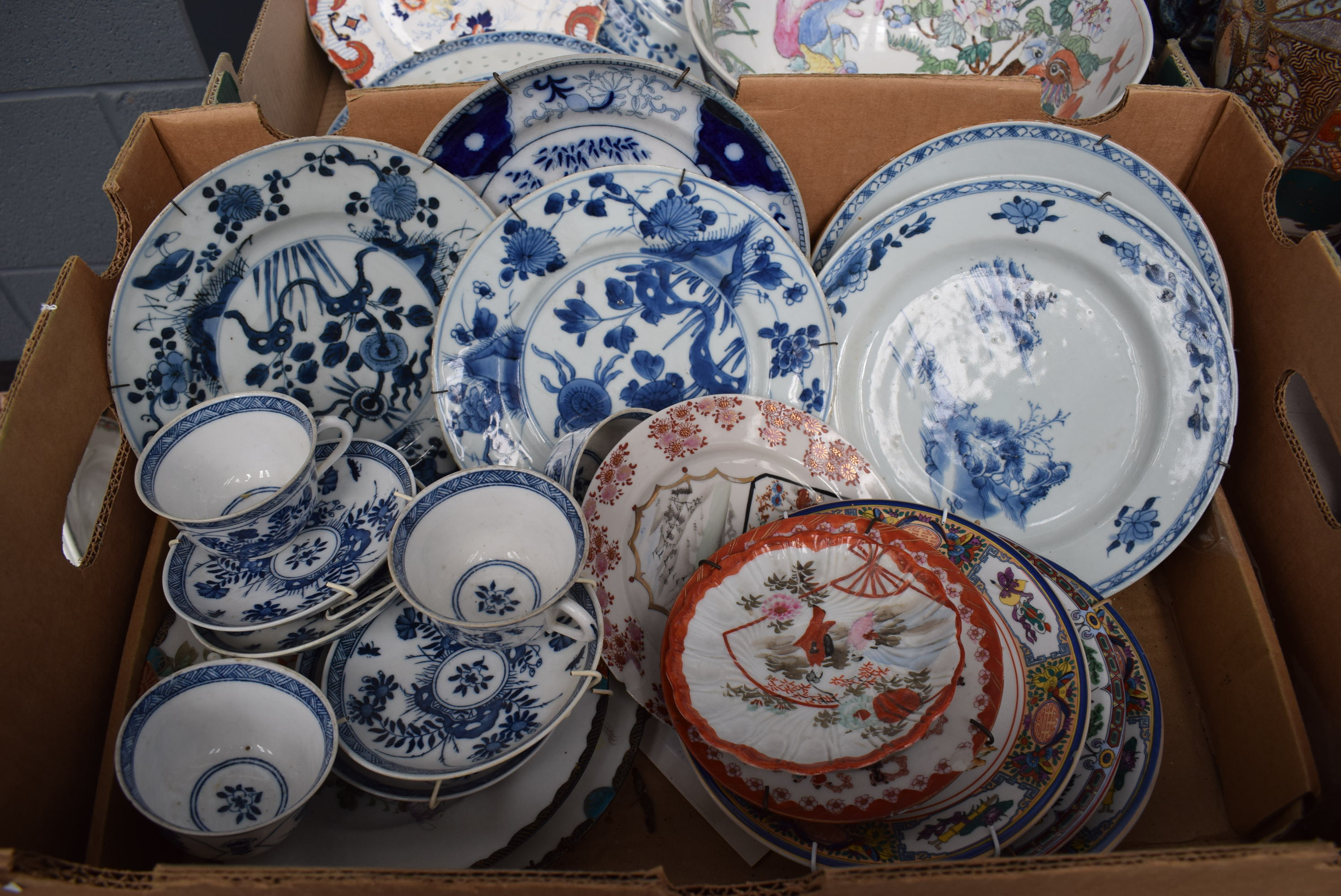 A quantity of Chinese and Japanese blue and white and other Export ceramics (2 x boxes) (af) - Image 3 of 3