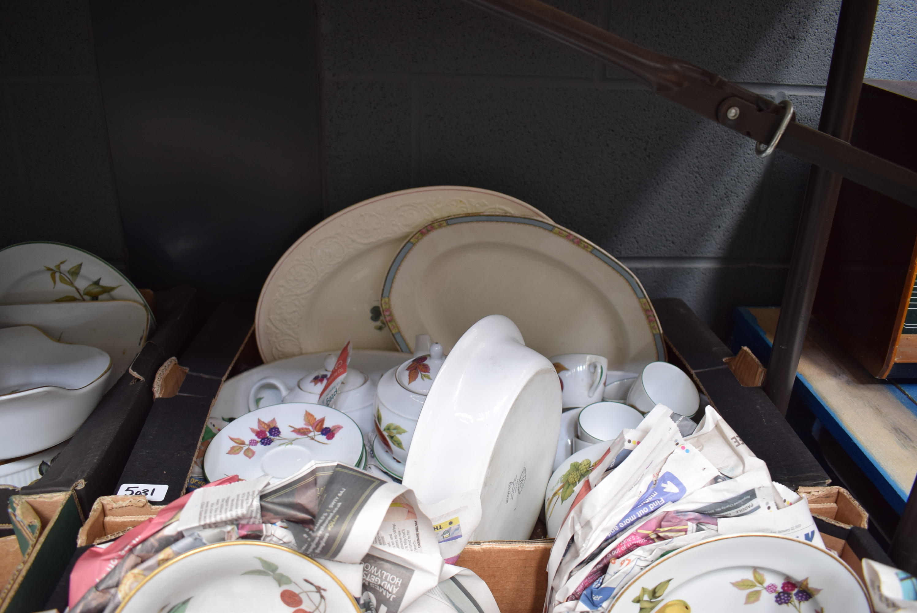 A quantity of part dinner services including Worcester Evesham pattern dinnerware (6 x boxes) - Image 5 of 7