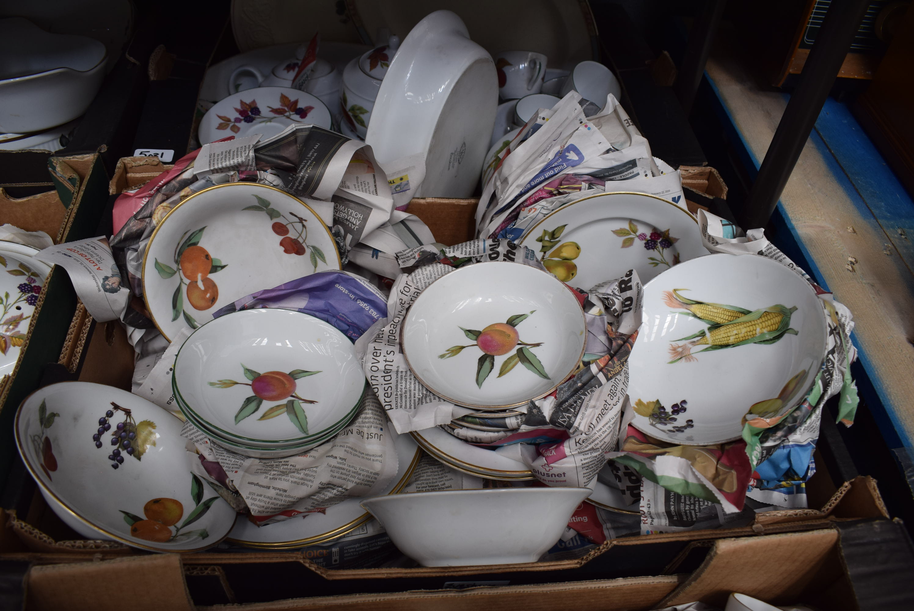 A quantity of part dinner services including Worcester Evesham pattern dinnerware (6 x boxes) - Image 6 of 7