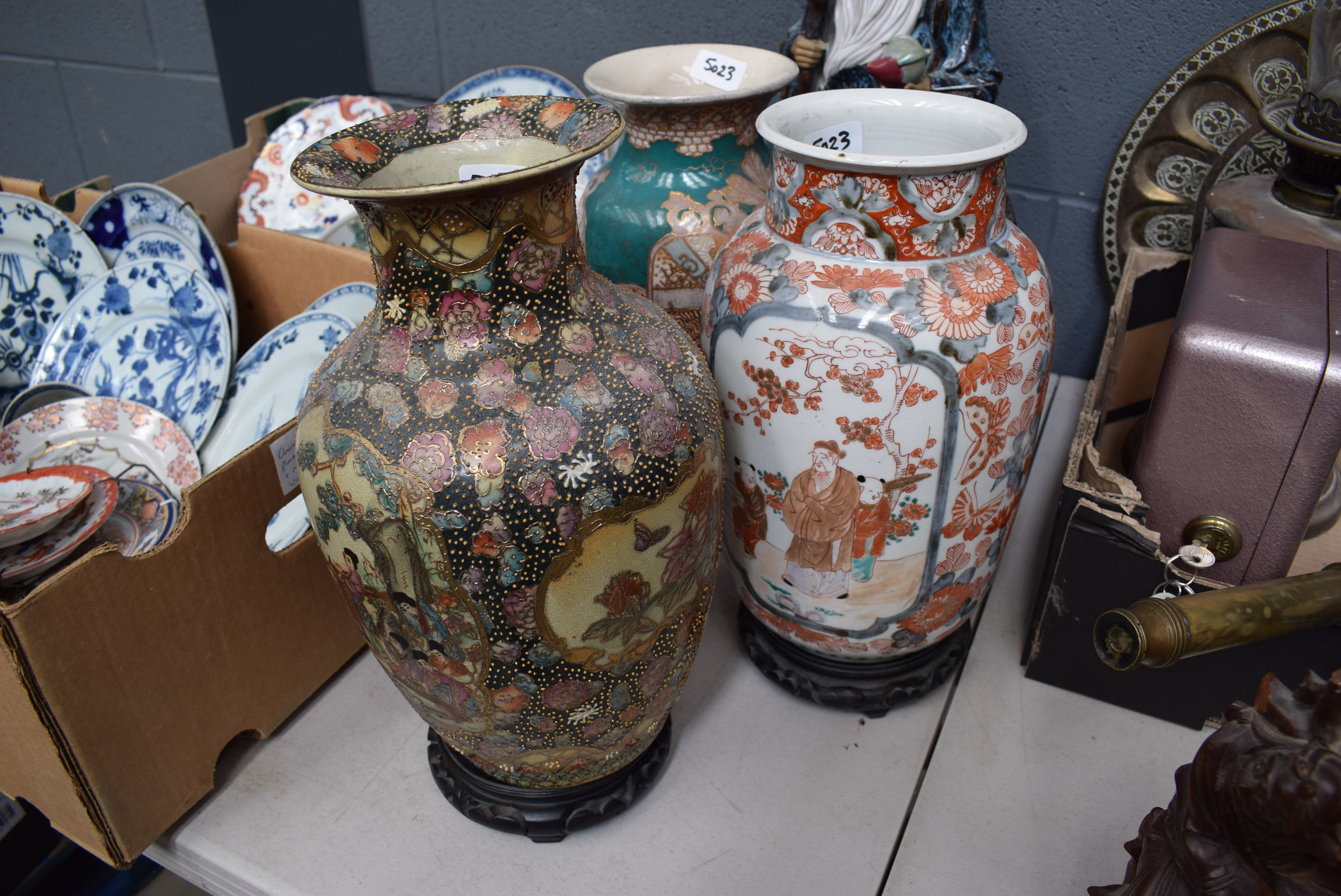 Three Japanese vases and stands and three Oriental figures (6) (af) - Image 5 of 6