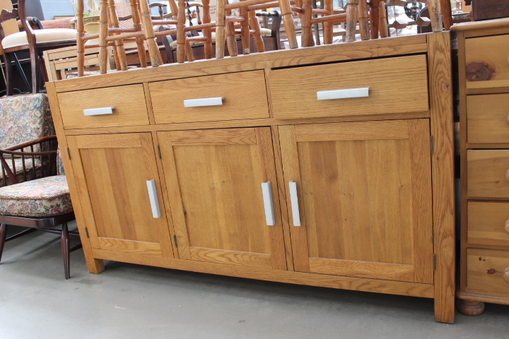 Oak sideboard (3 drawers and 3 doors under)