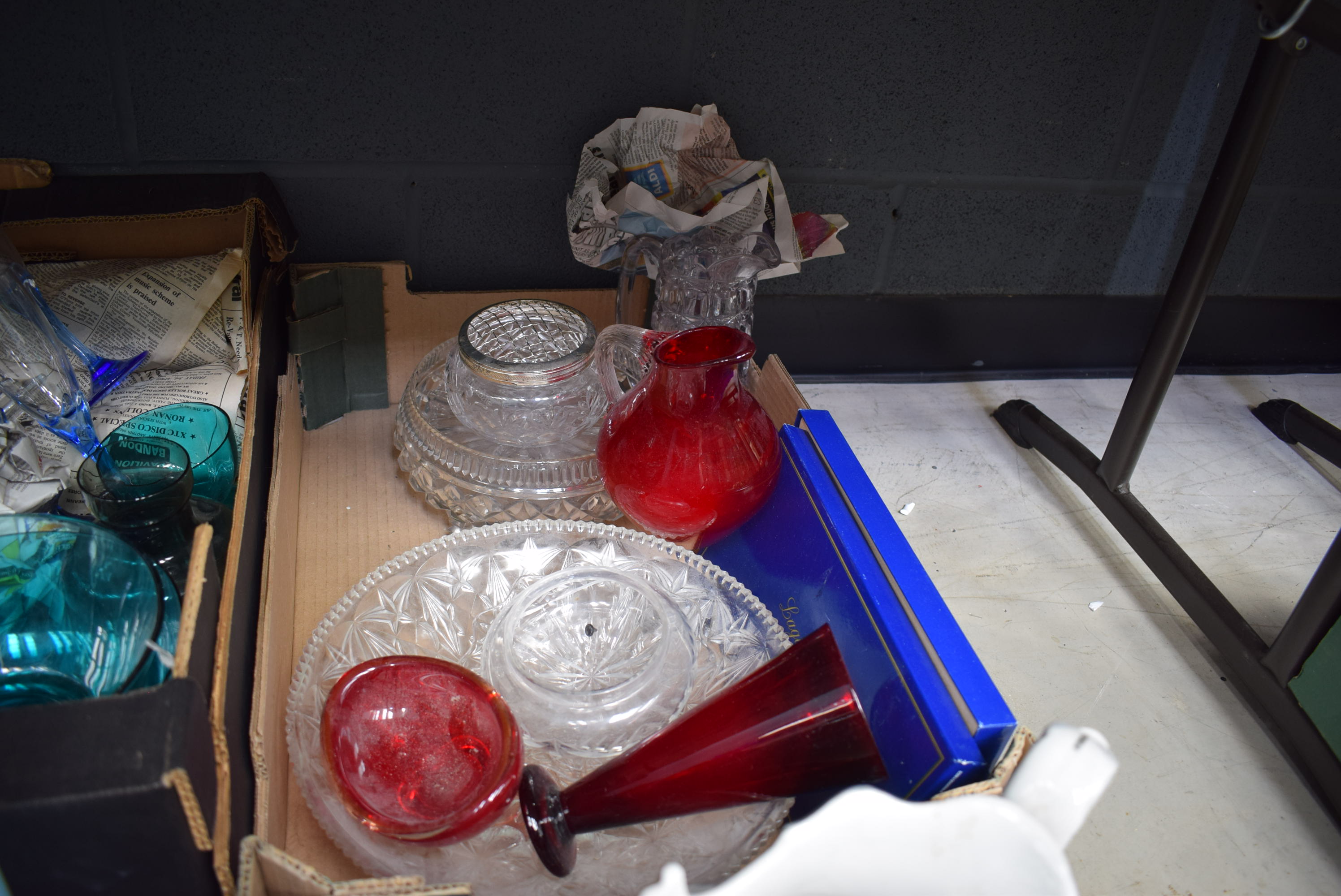 A quantity of glassware including drinking glasses and decorative items (4 x boxes) - Image 4 of 5