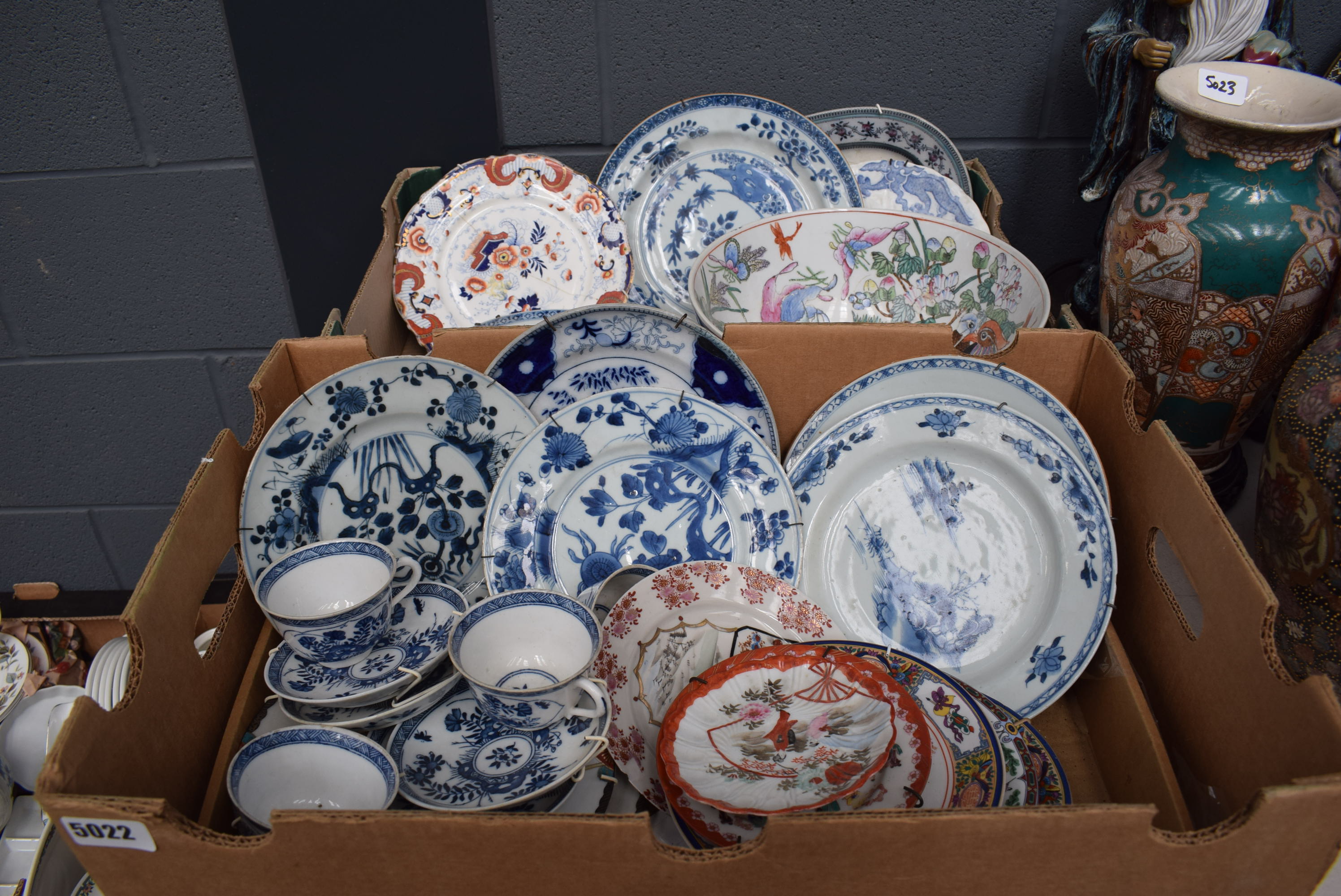 A quantity of Chinese and Japanese blue and white and other Export ceramics (2 x boxes) (af)