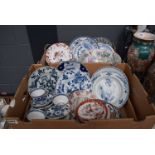 A quantity of Chinese and Japanese blue and white and other Export ceramics (2 x boxes) (af)