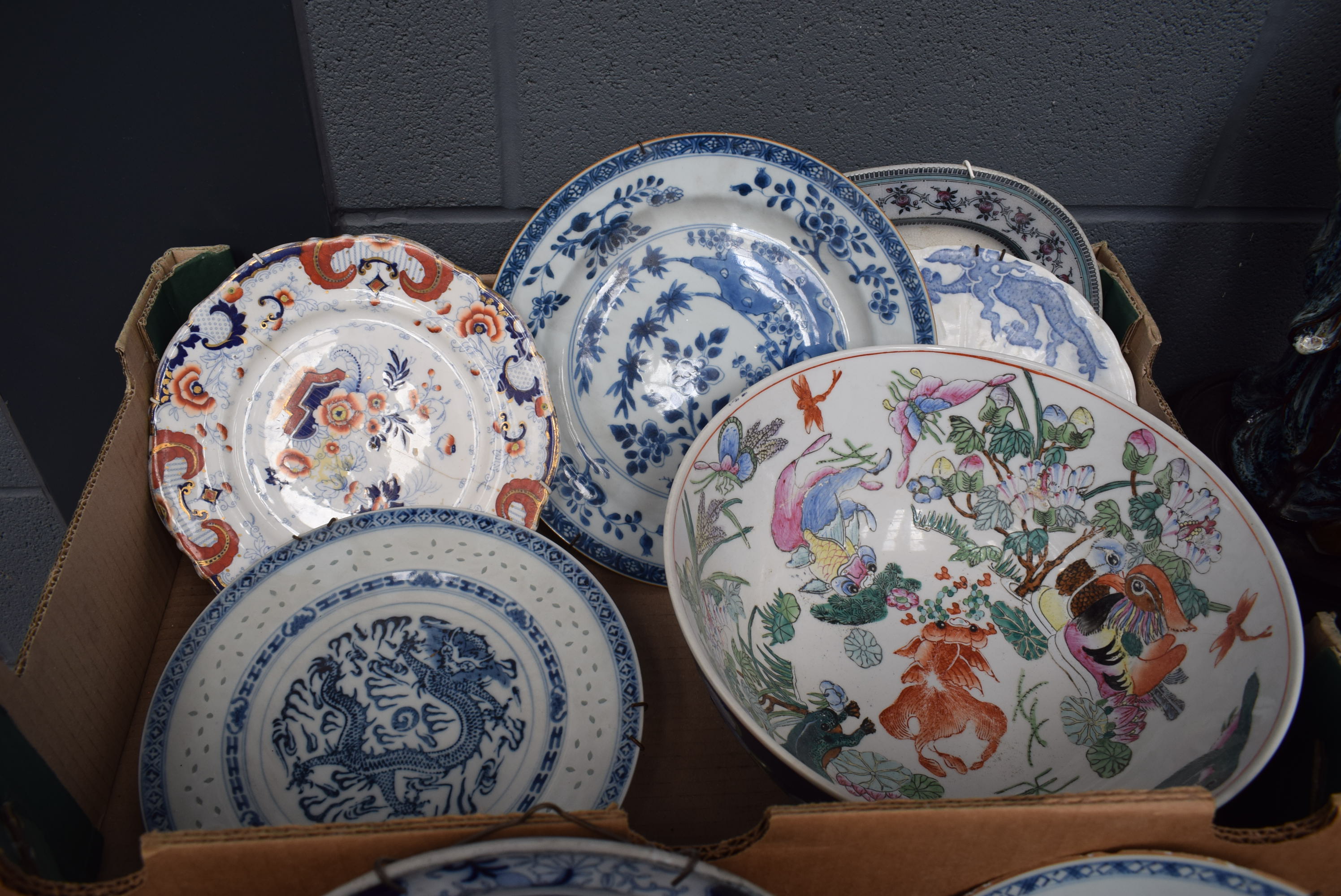 A quantity of Chinese and Japanese blue and white and other Export ceramics (2 x boxes) (af) - Image 2 of 3