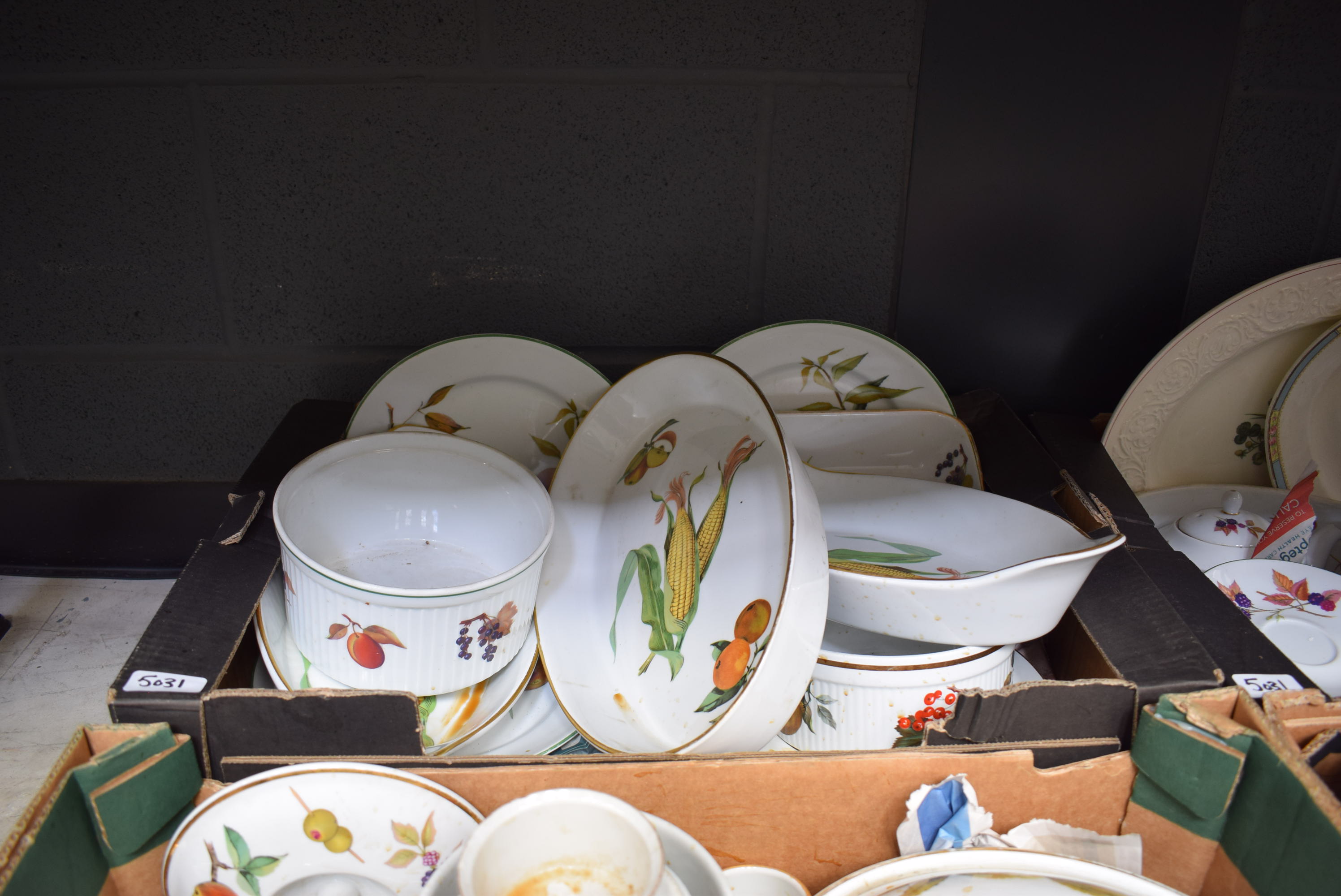 A quantity of part dinner services including Worcester Evesham pattern dinnerware (6 x boxes) - Image 4 of 7