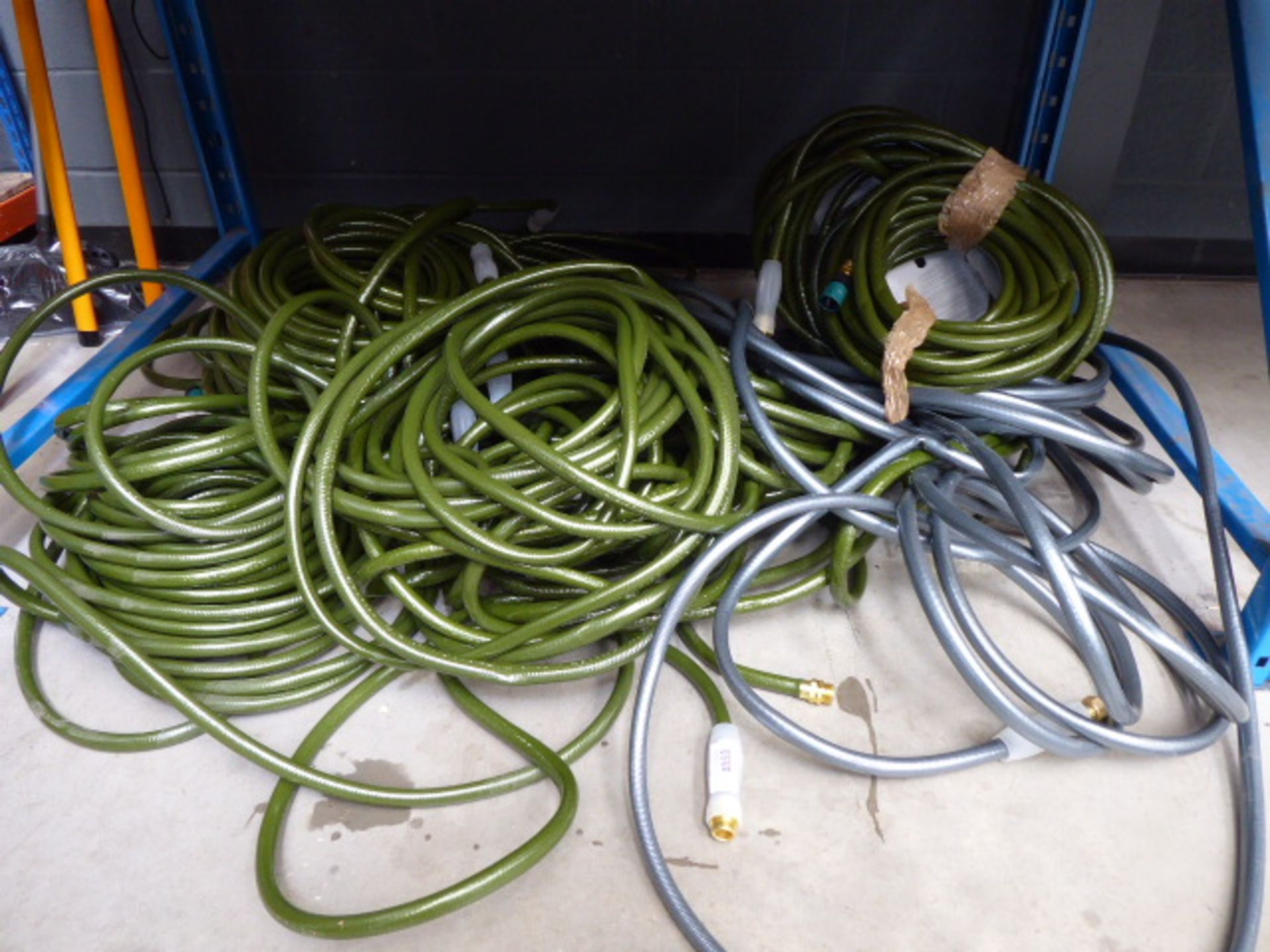 Underbay containing loose Flextreme garden hoses