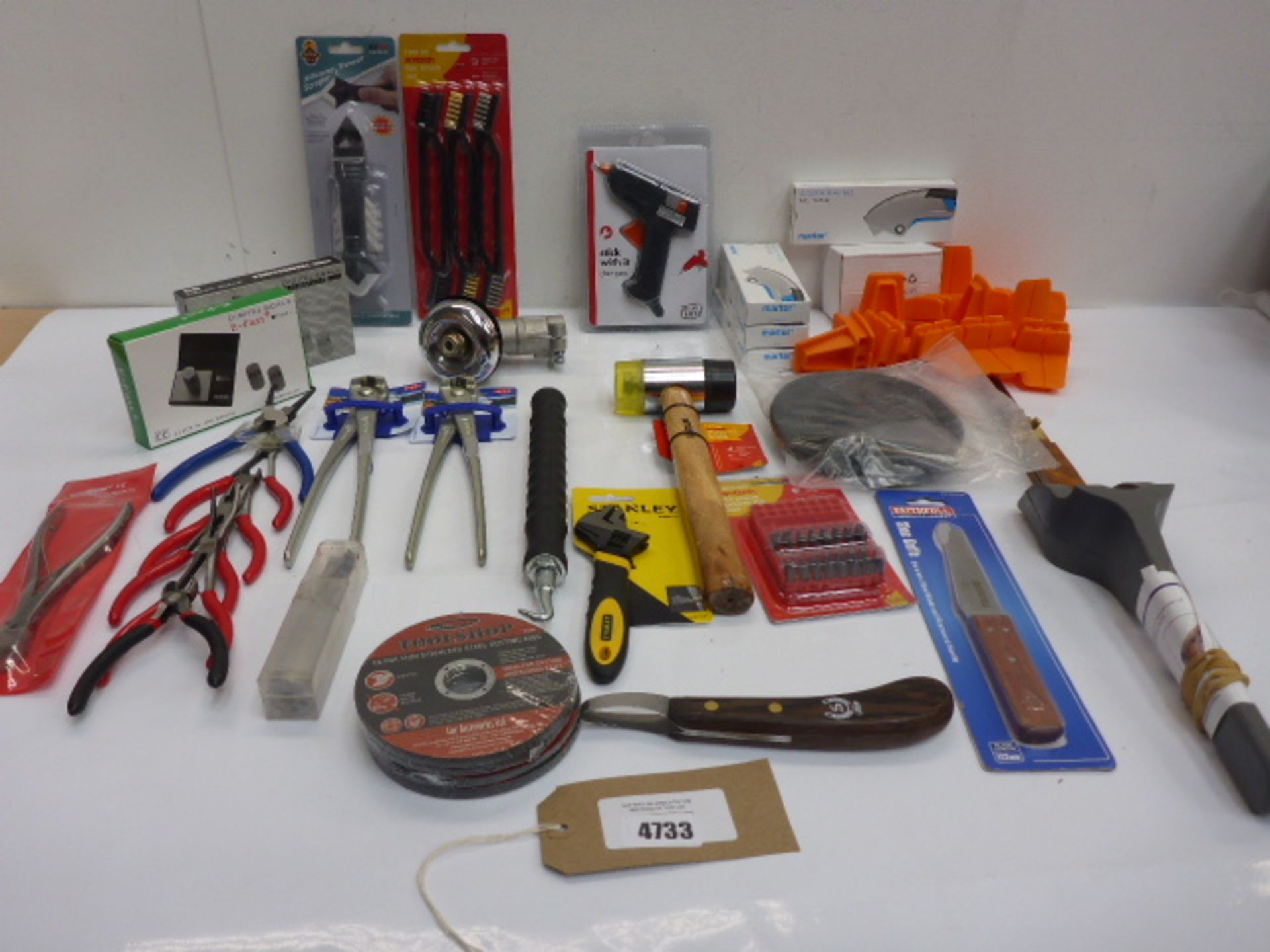 Amtech panel beating hammer, shoe knife, power bit set, hoof scraper, cutting discs, strimmer