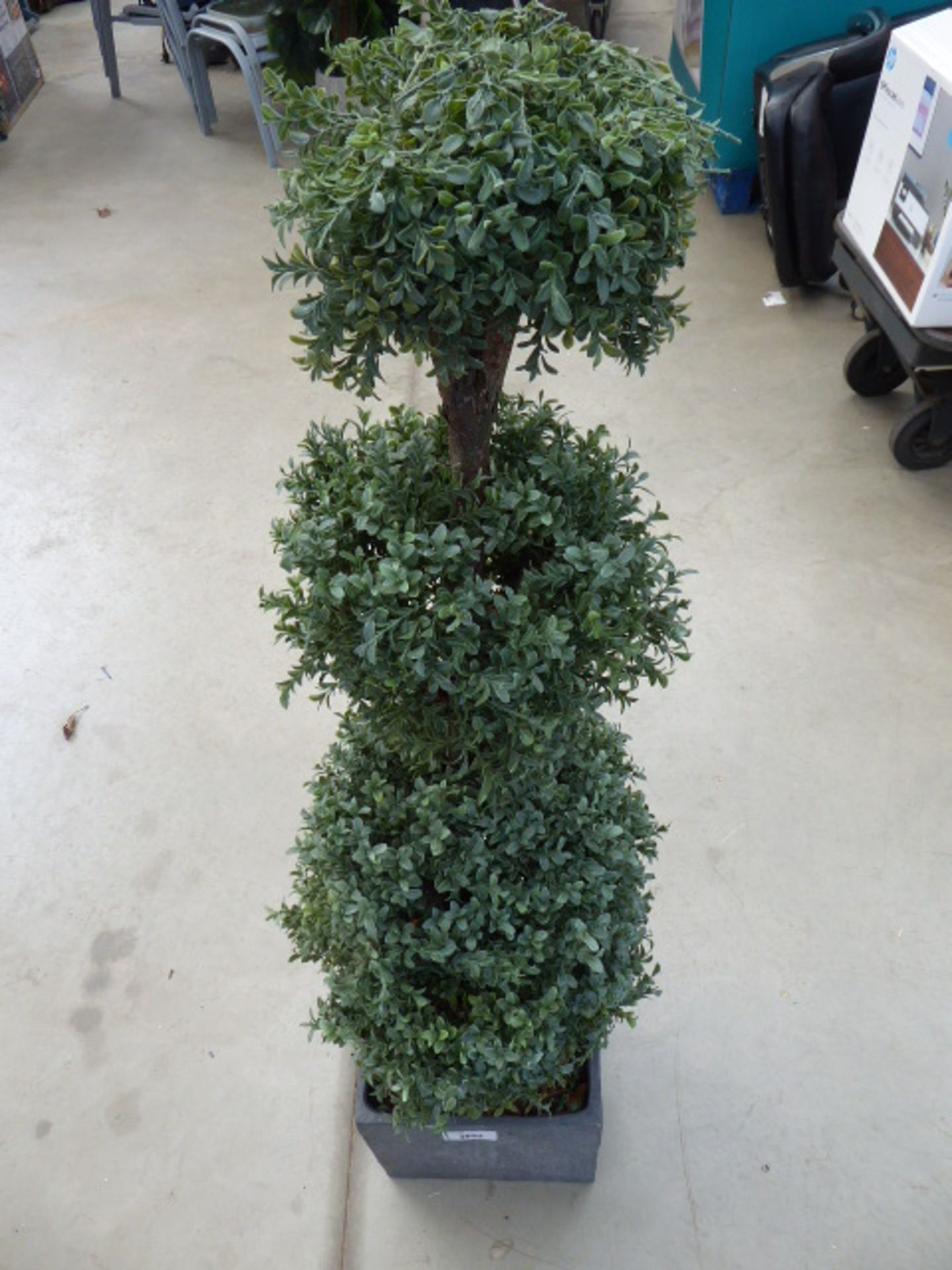 Large potted artificial plant (af)