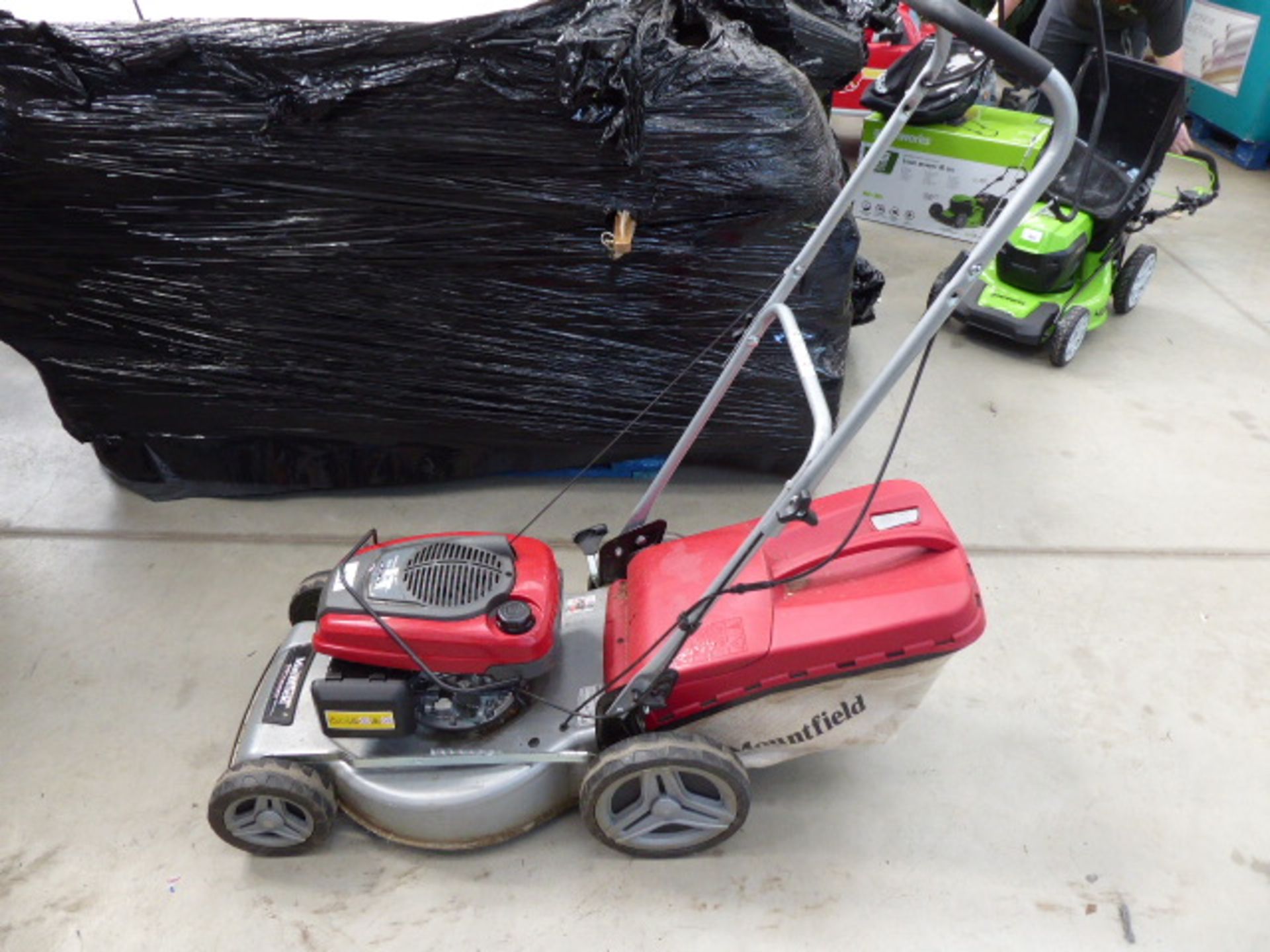 Mountfield SP53H petrol powered lawn mower with grass box - Image 2 of 2