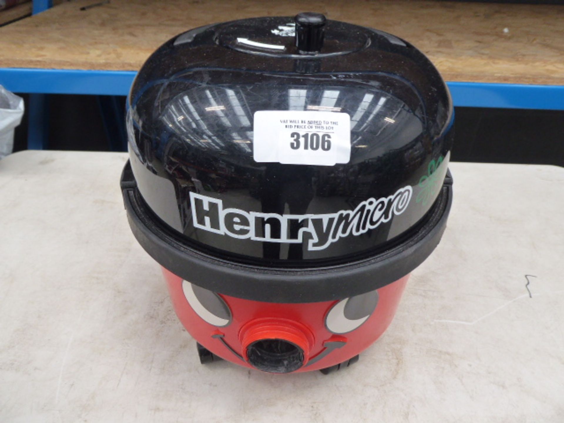 Henry Micro vacuum cleaner with no pipe or pole