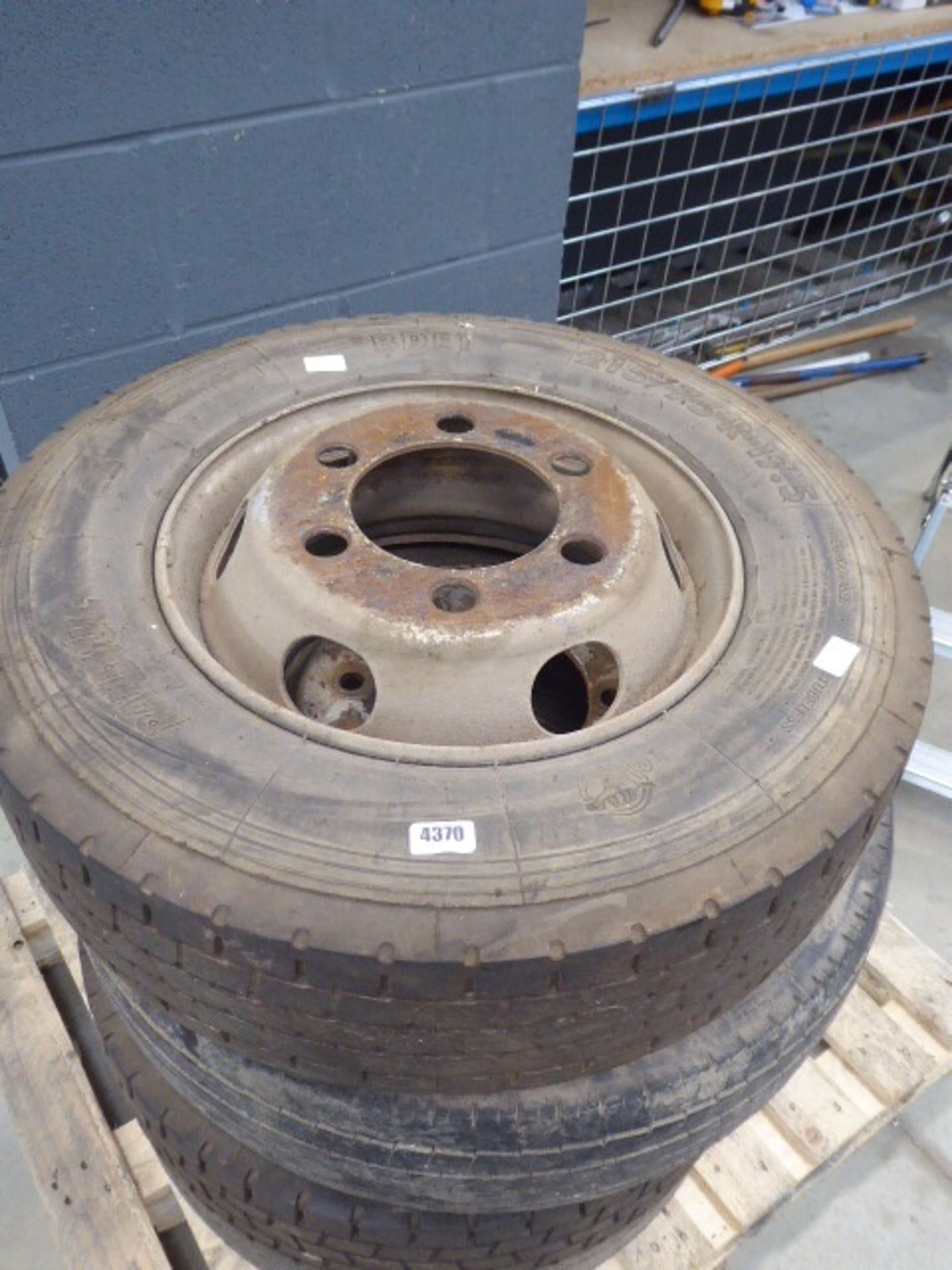 4395 - 4 lorry wheels and tyres
