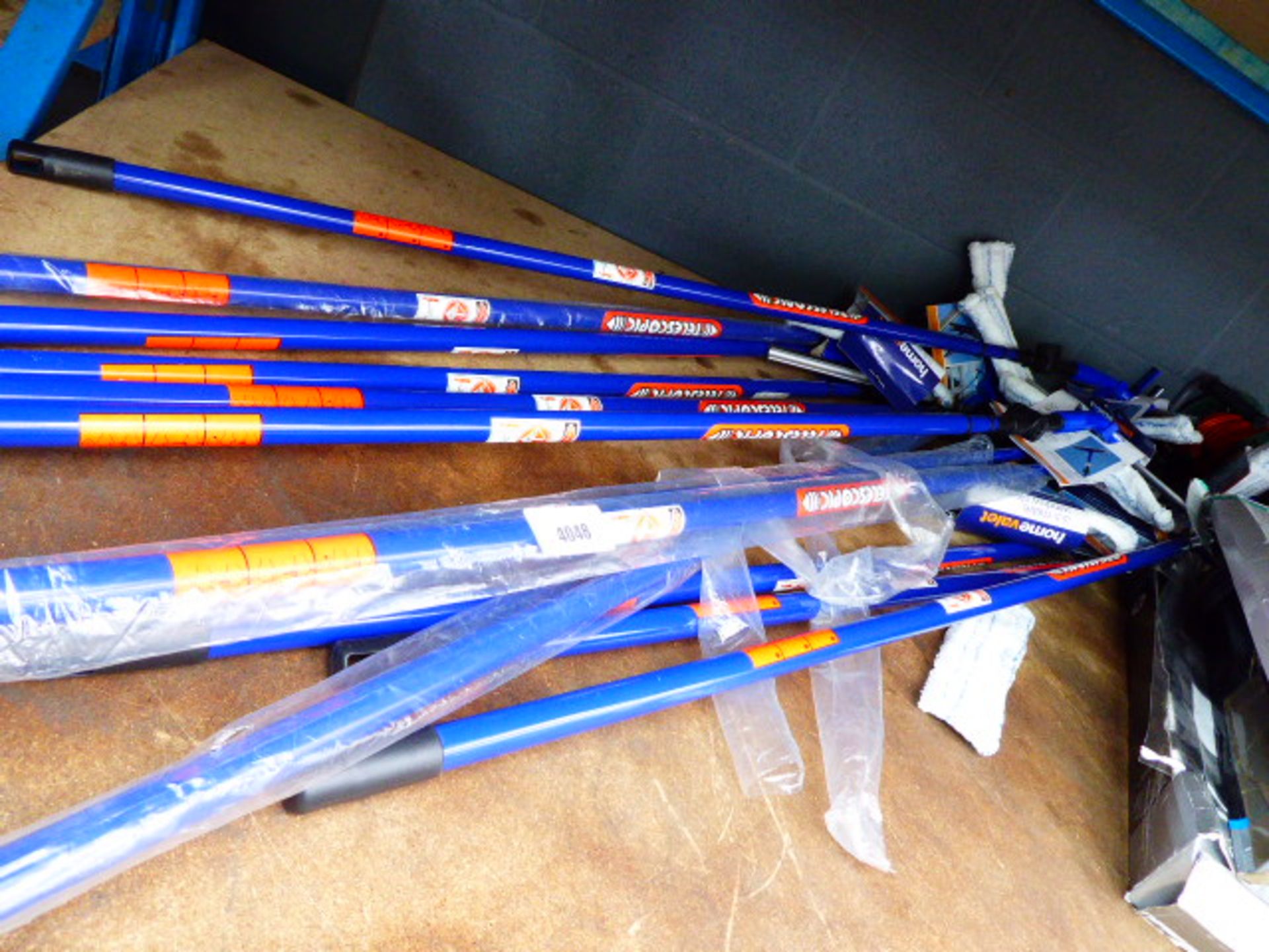 Large quantity of telescopic window cleaners