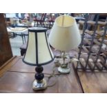 5148 A metal cream painted table lamp and a black and gold painted lamp