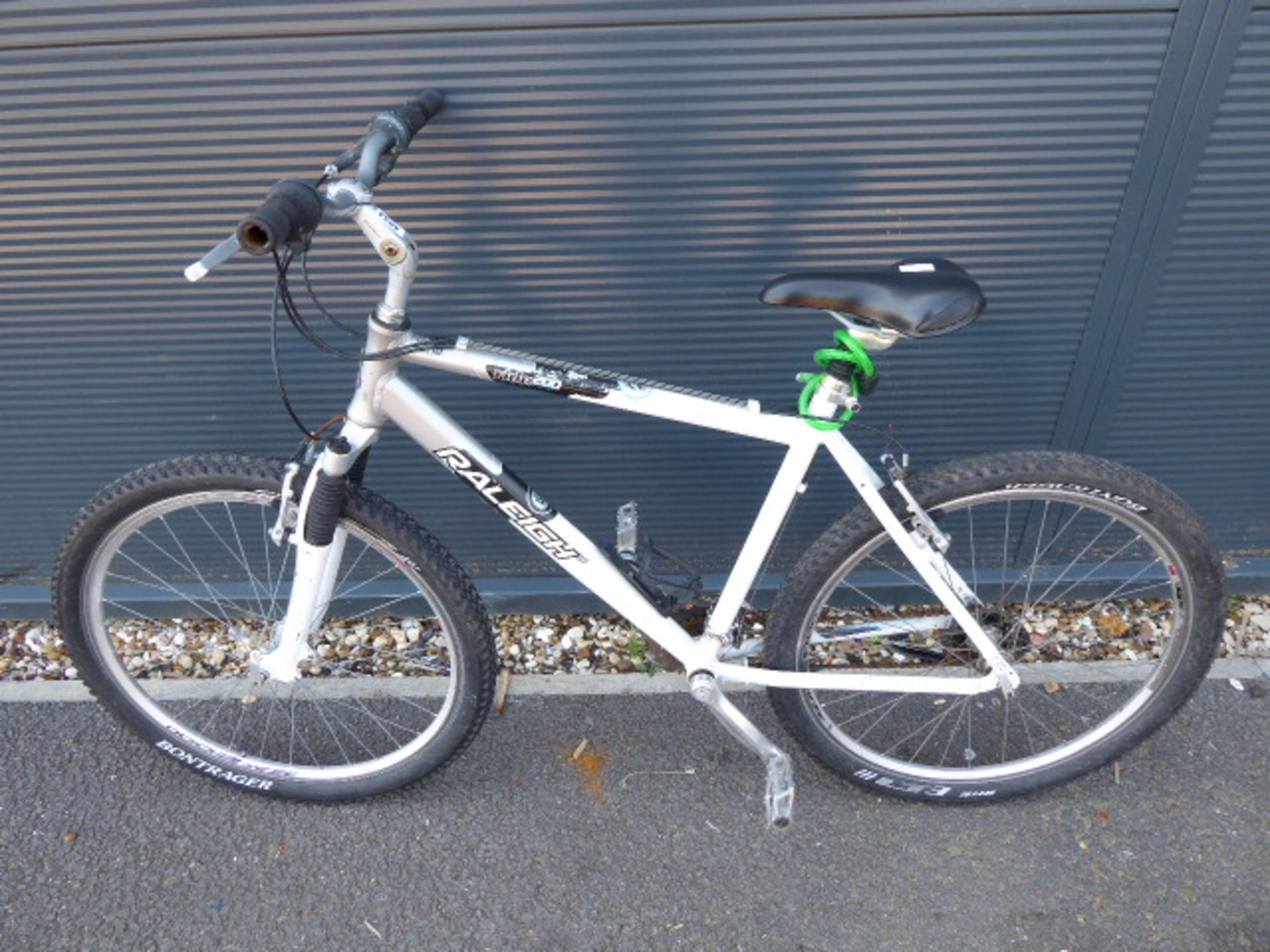 Raleigh white and silver gents mountain cycle