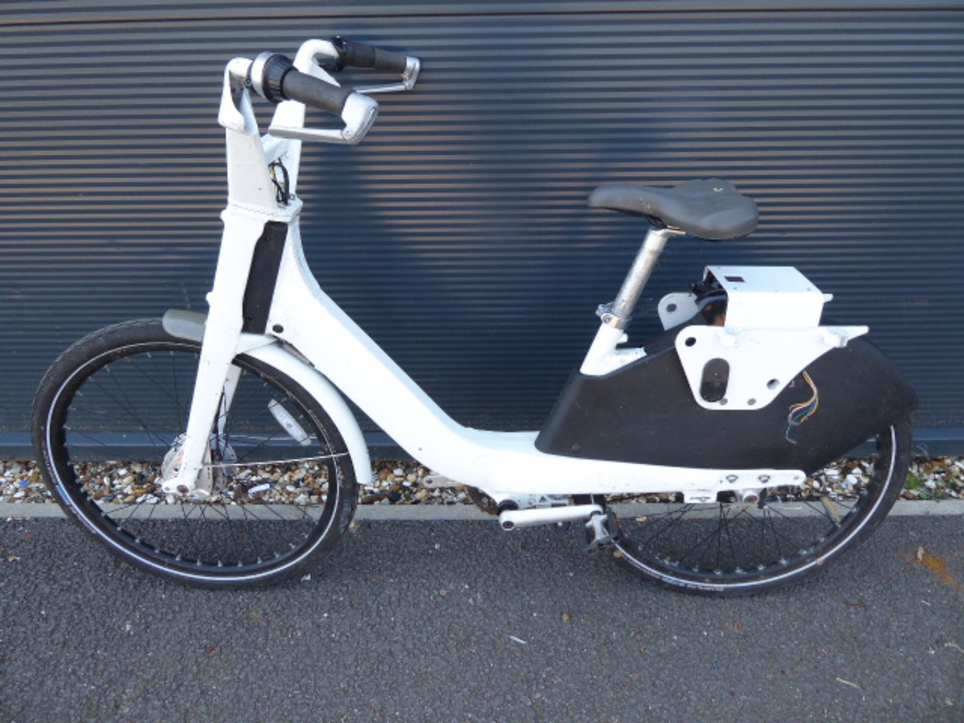 White battery powered cycle (af no battery/no charger)