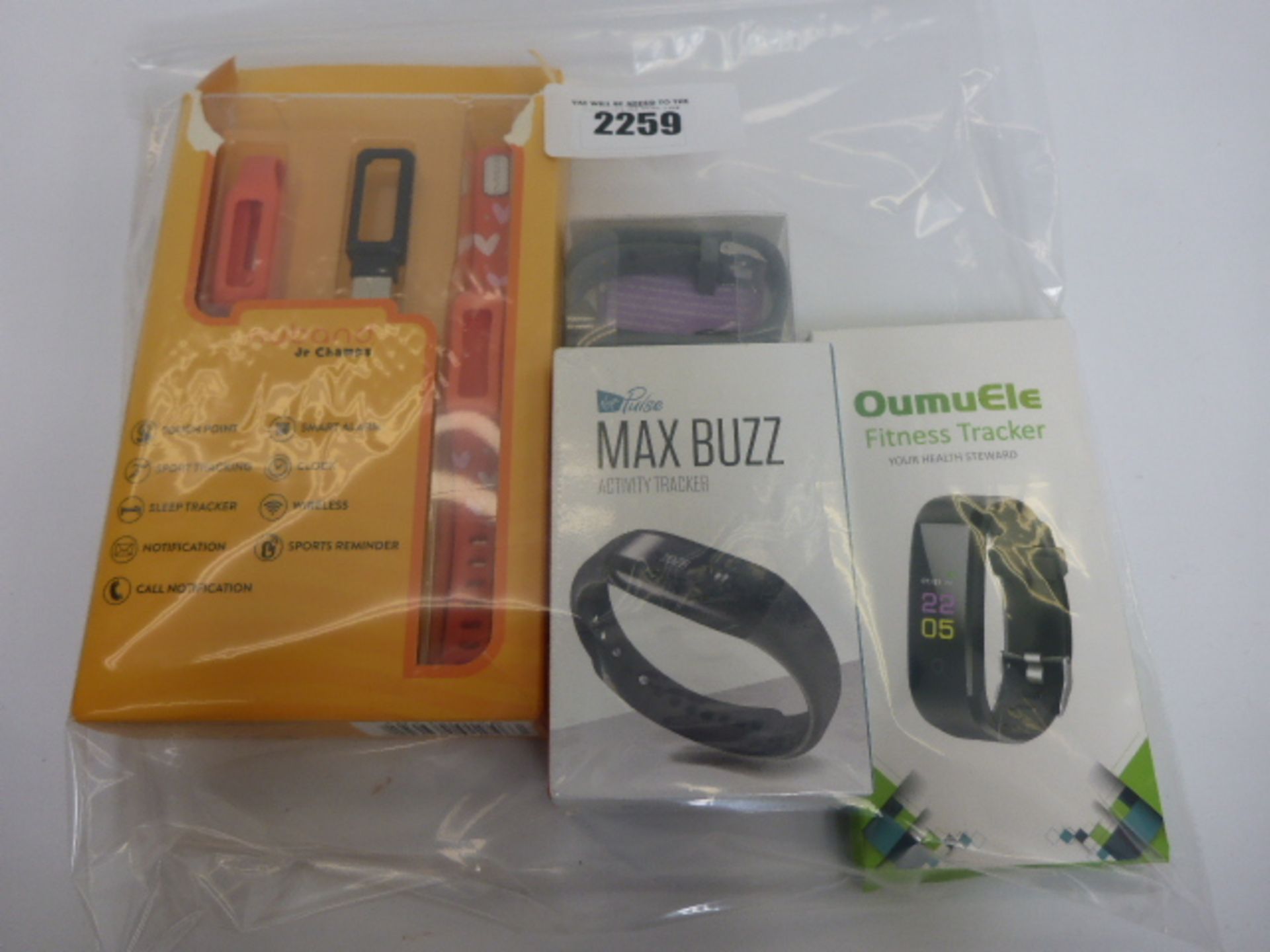 Quantity of wristband fitness trackers