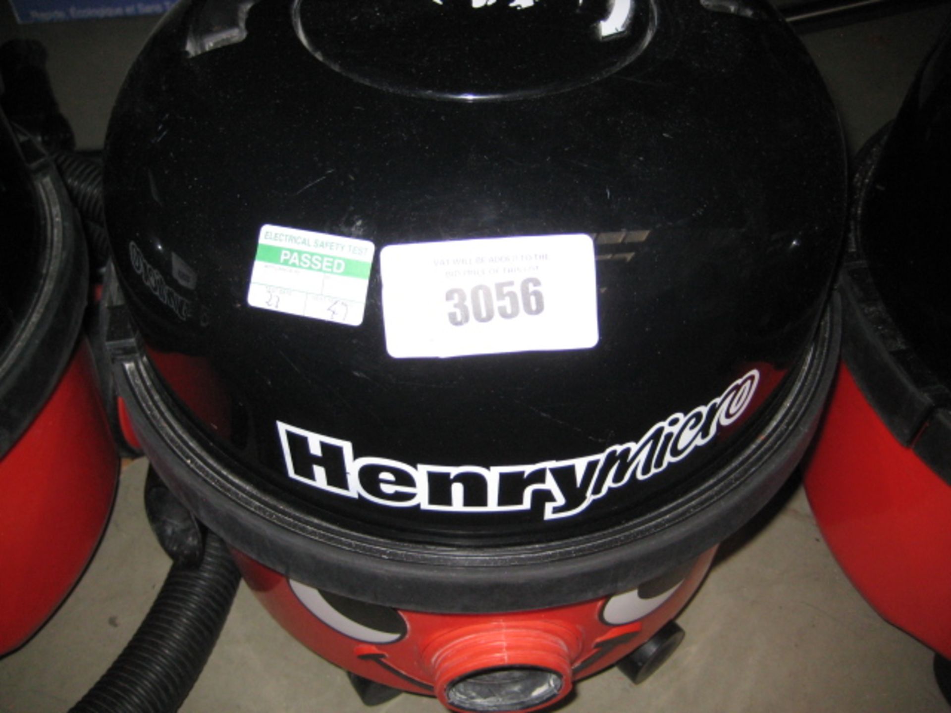 3140 - Henry micro vacuum cleaner (no pipe or pole)