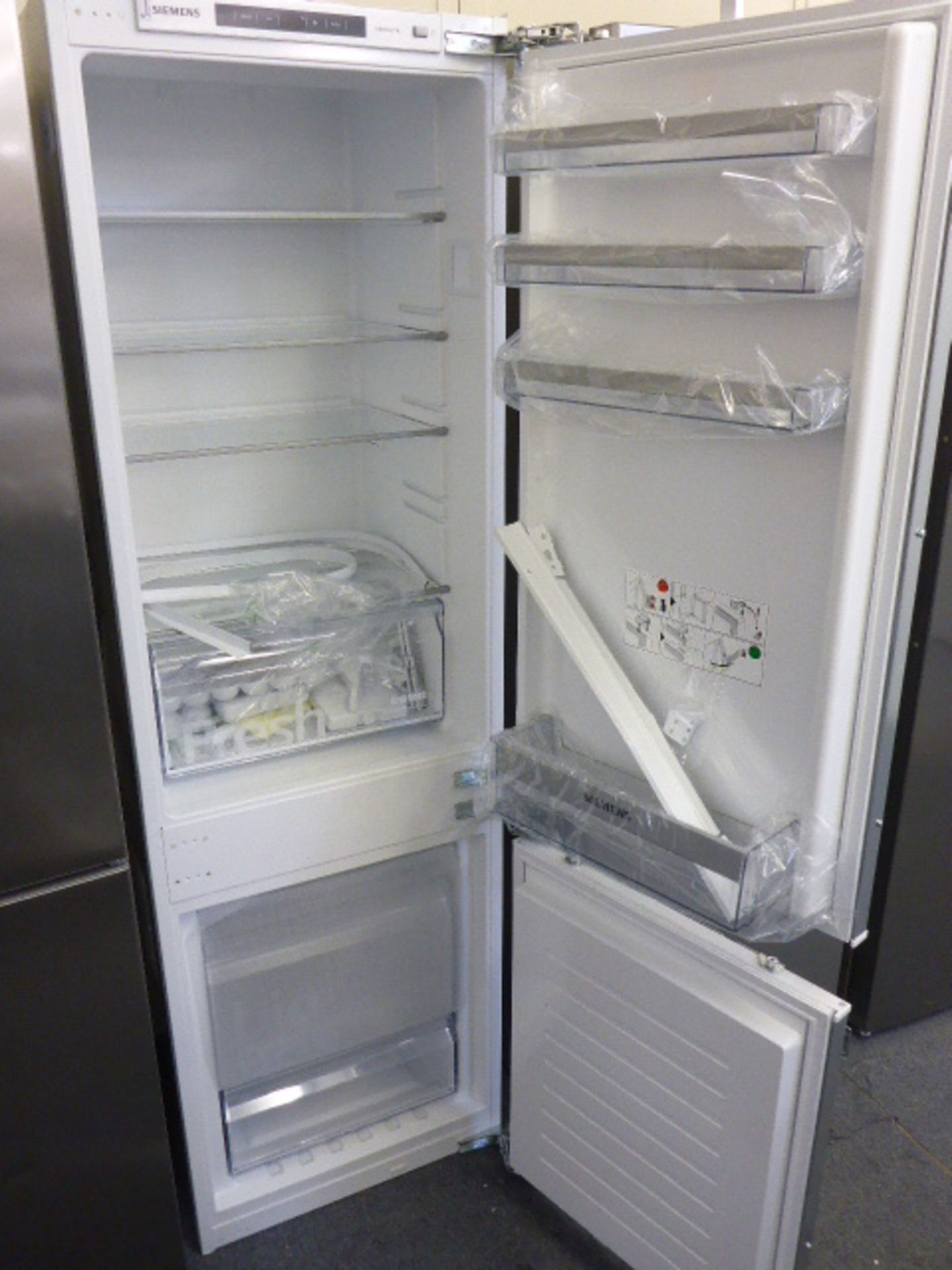 KI86NVF30GB Siemens Integrated fridge/freezer - Image 2 of 2