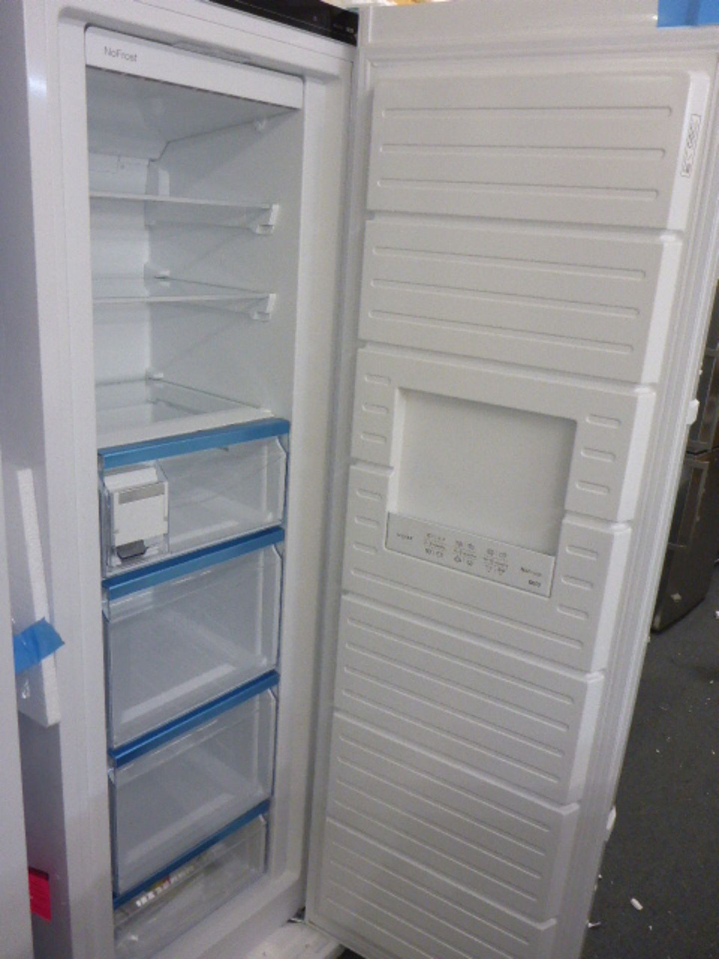 GSN36AW3PGB Bosch Free-standing upright freezer - Image 2 of 2