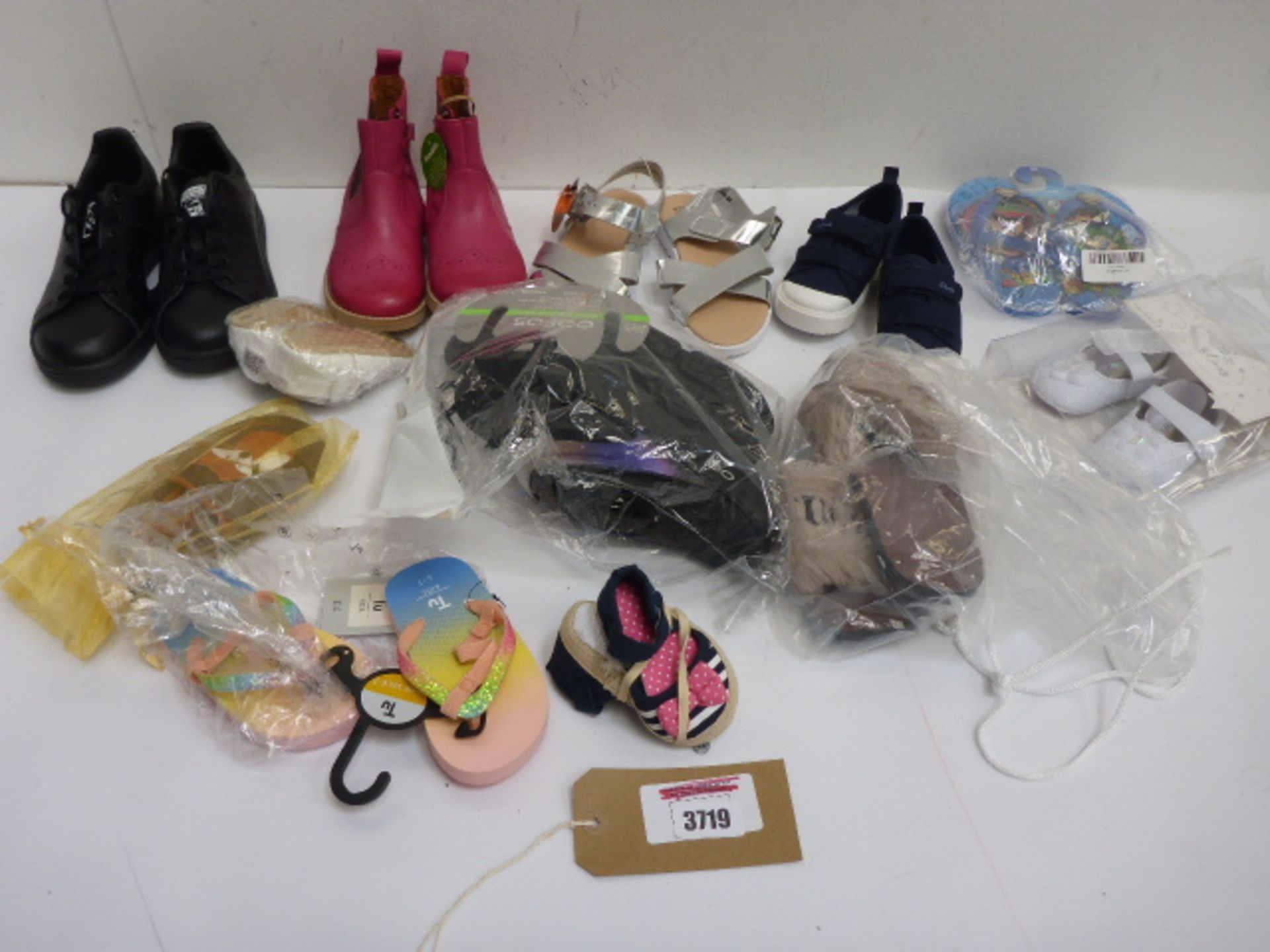 Bag of children's paired shoes, sandals, boots etc