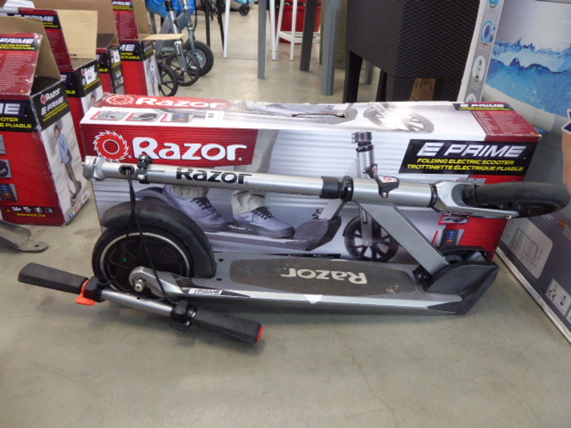 4047 Razor boxed electric scooter with charger - Image 2 of 2