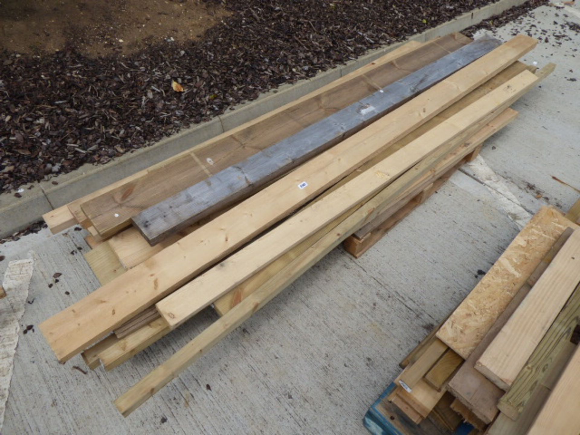 Mixed pallet of assorted size timber