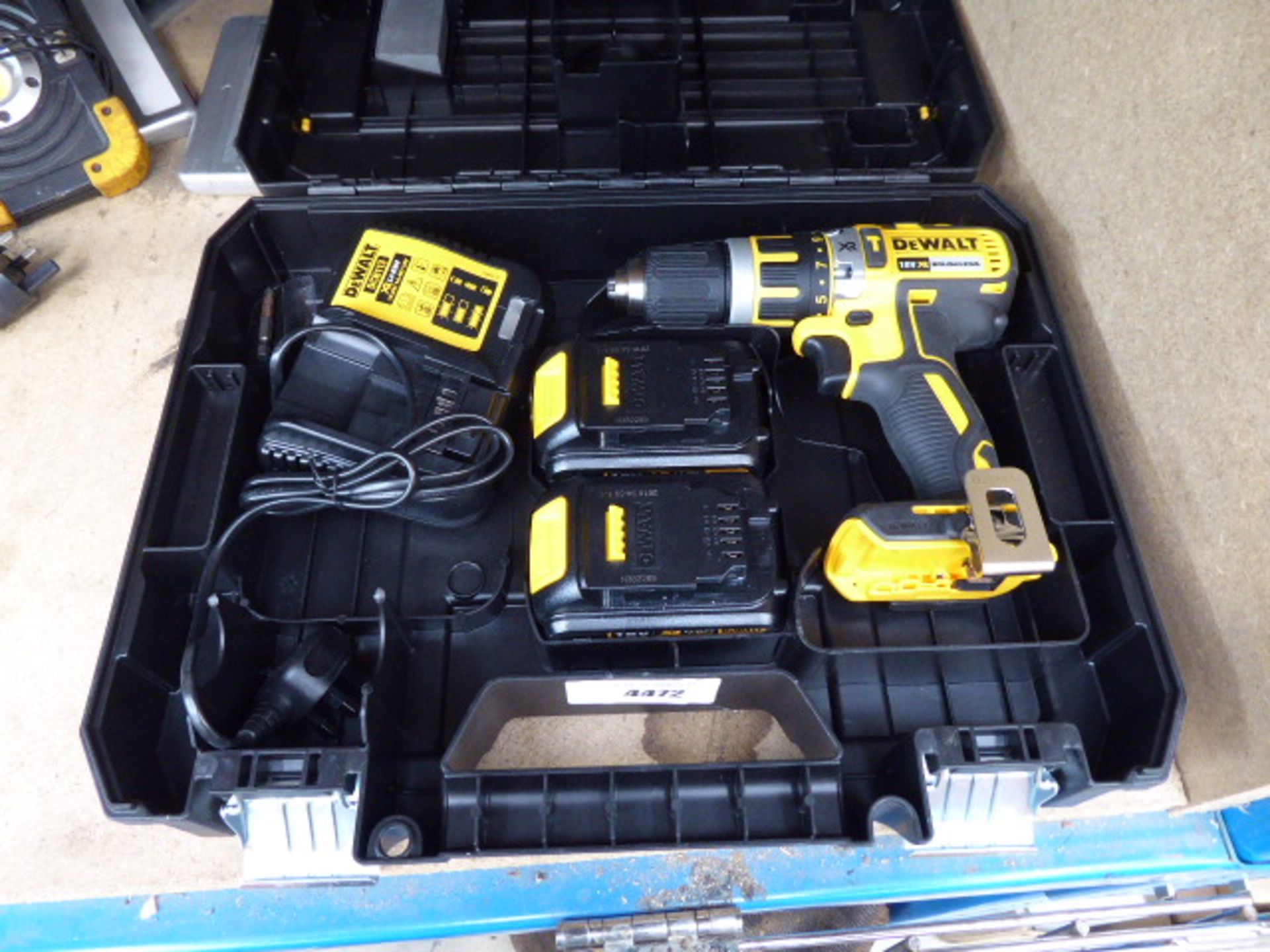 Dewalt 18v battery drill with 2 batteries and charger