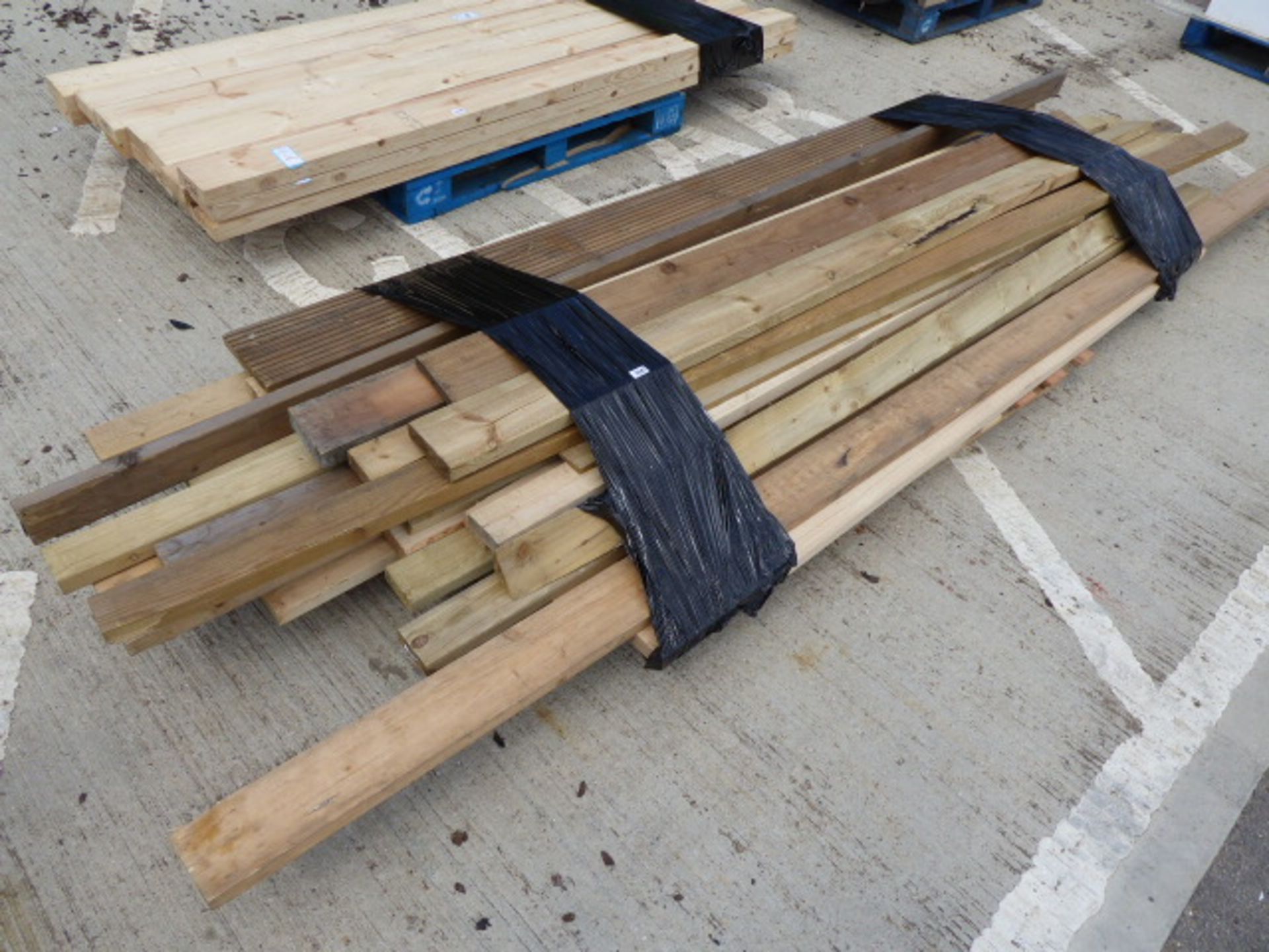 Large pallet of assorted mixed timber