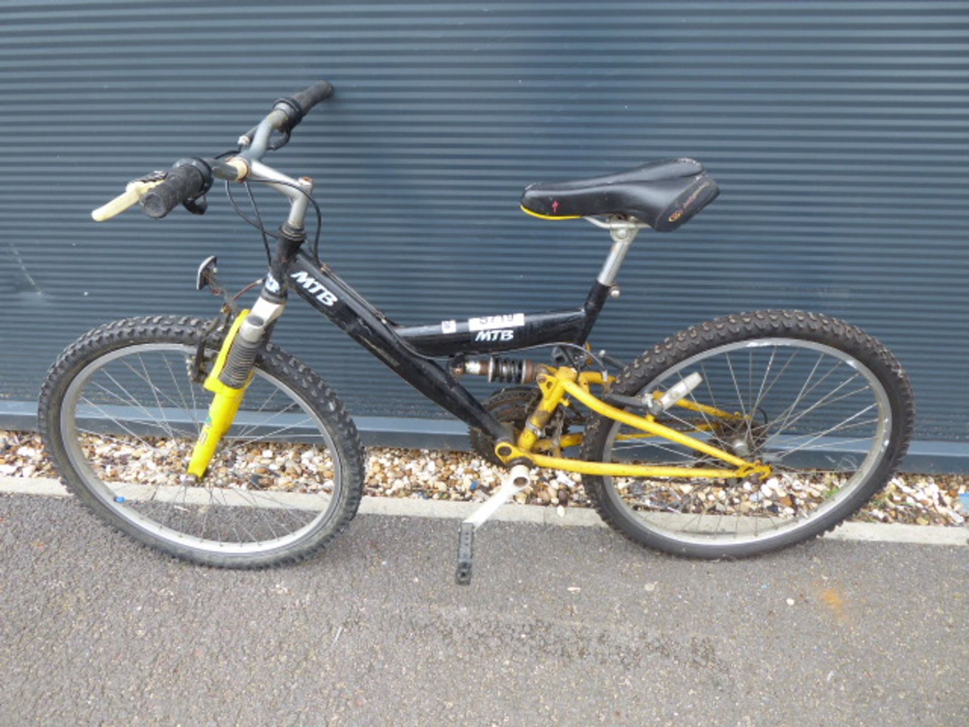Black and yellow child's suspension mountain cycle