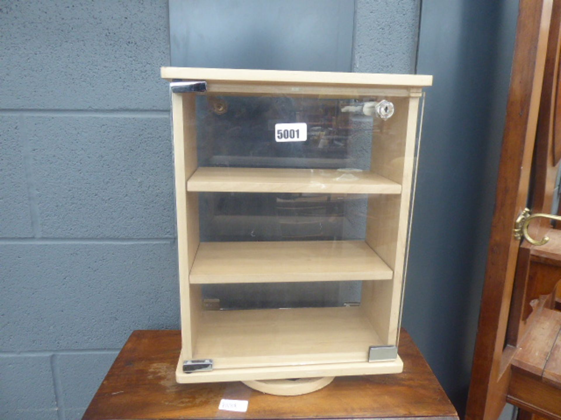 Tabletop swivel display cabinet