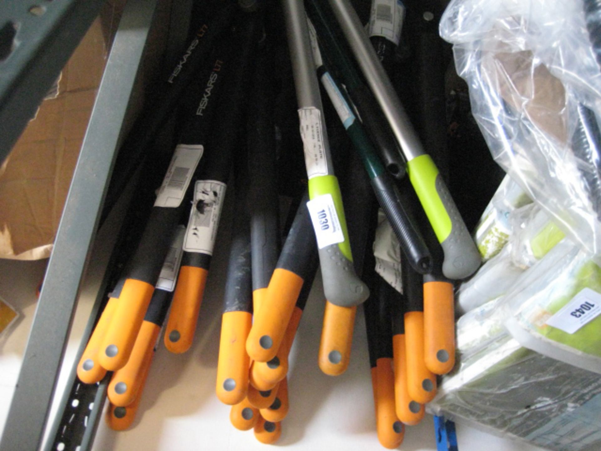 Large quantity of Fiskars shears