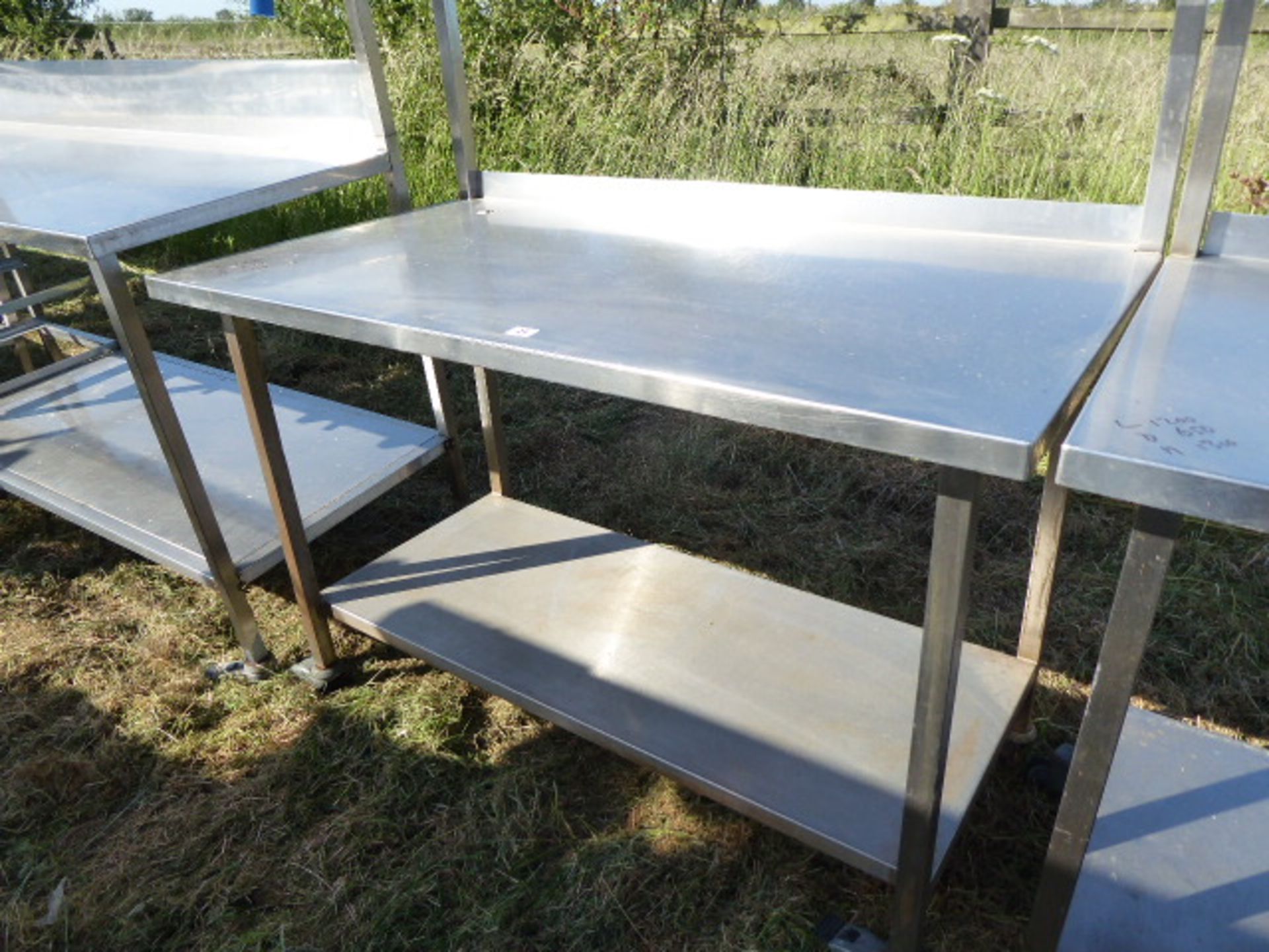 Stainless steel mobile food preparation station with a sloped shelf for Gastronorm pots and shelf - Image 2 of 2