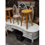 Kidney shaped dressing table with 5 drawers in off white with gilt decoration