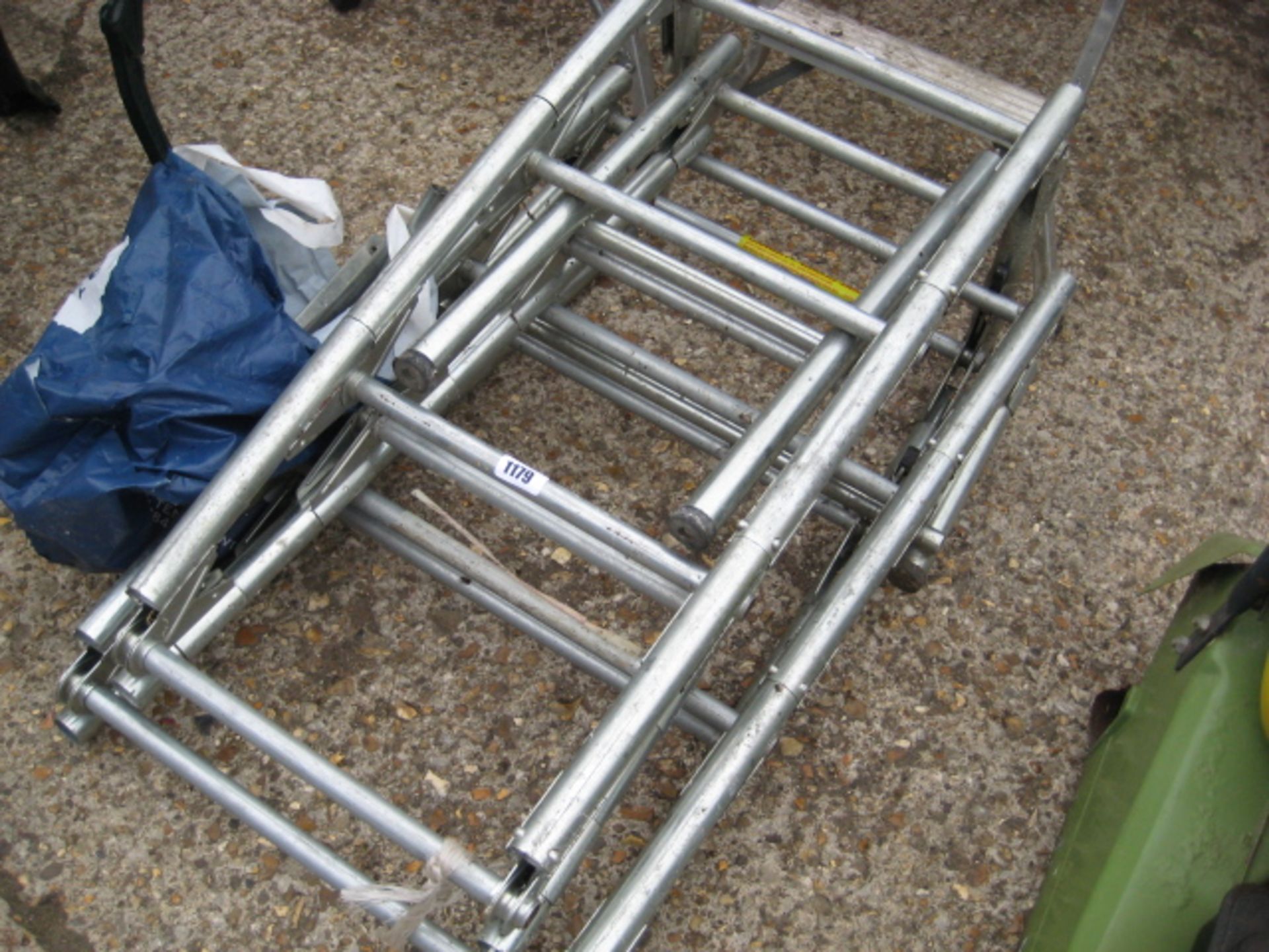 Aluminium collapsible ladder