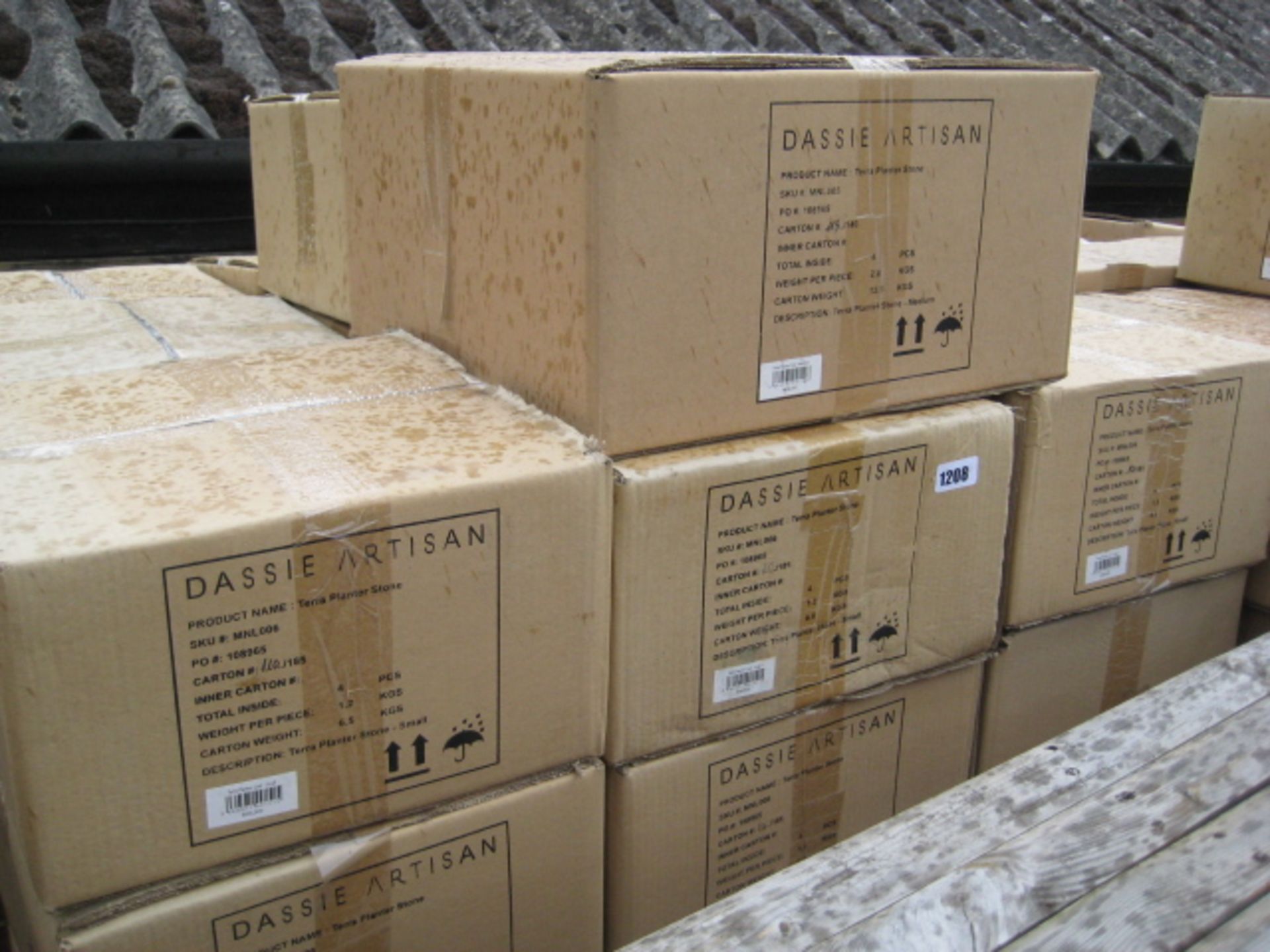 Pallet containing approx. 40 boxes of Dassie Artisan terracotta planters, size S and M