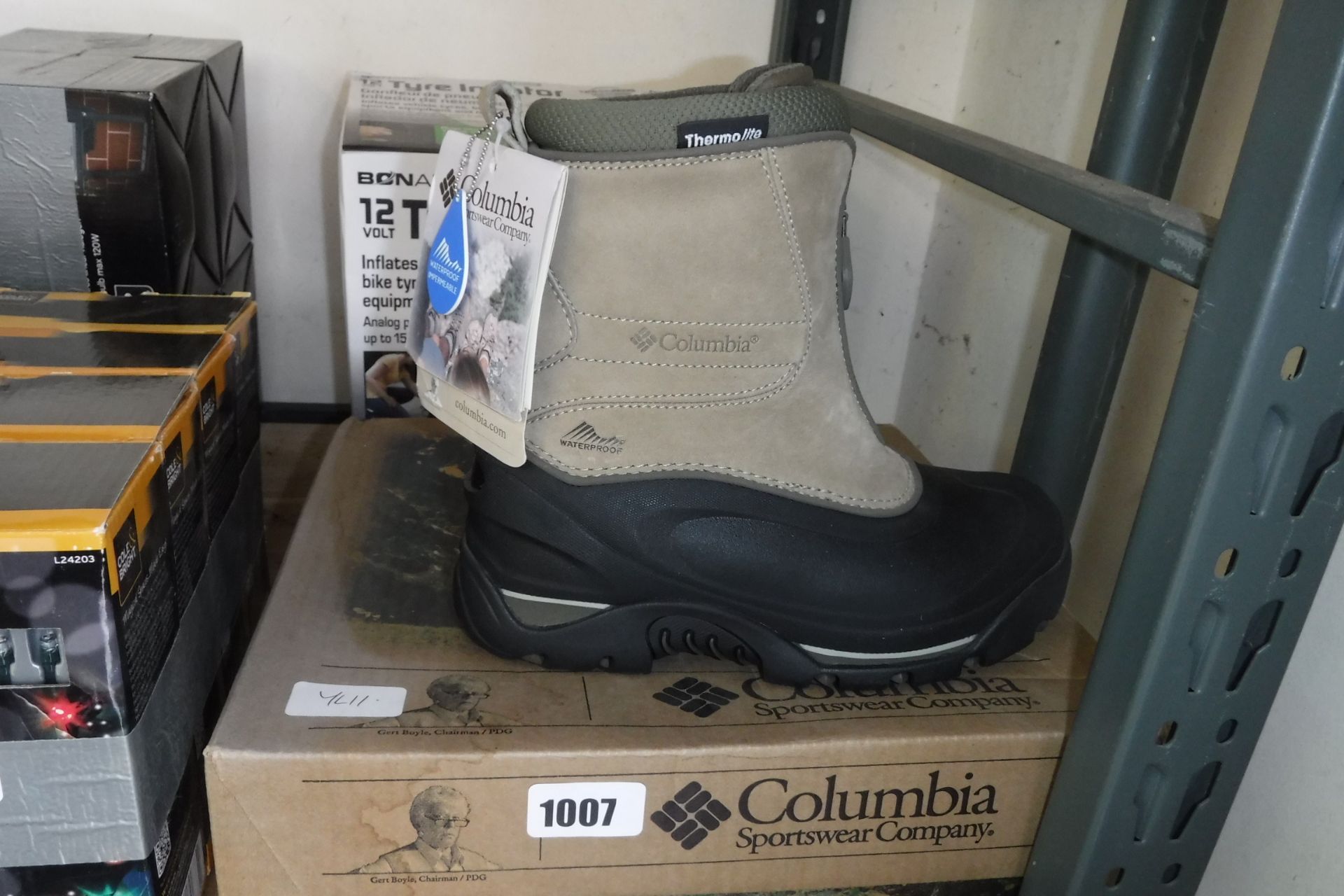 Pair of Columbia Thermolite walking boots, size 3