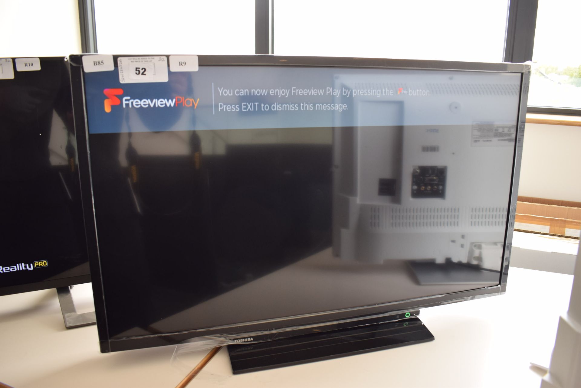 (R9) Toshiba 32'' TV model no 32W2863DB with box B85