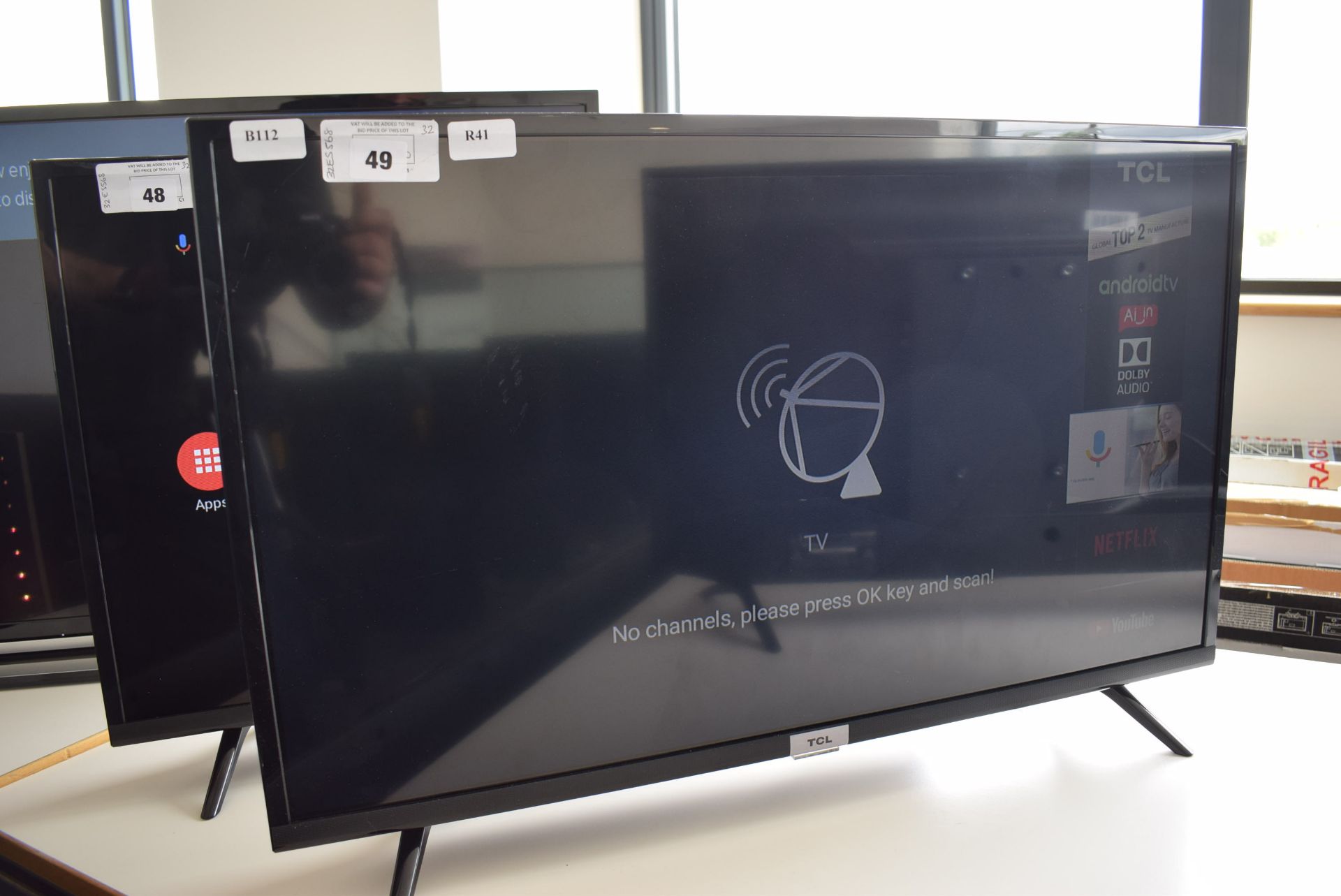 (R41) TCL 32'' TV model no 32ES568 with box B112