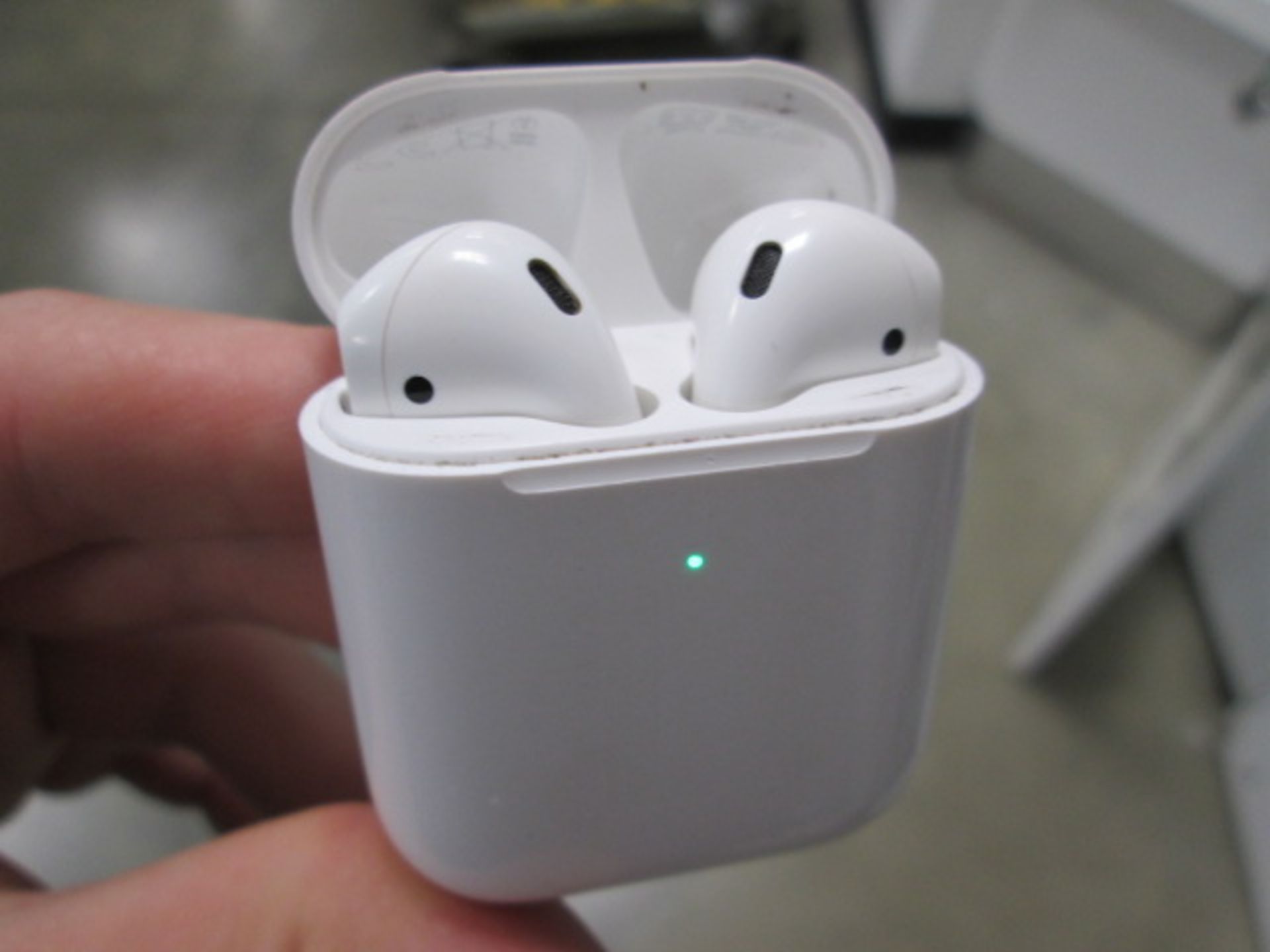 Apple Airpords 1st generation with charging case