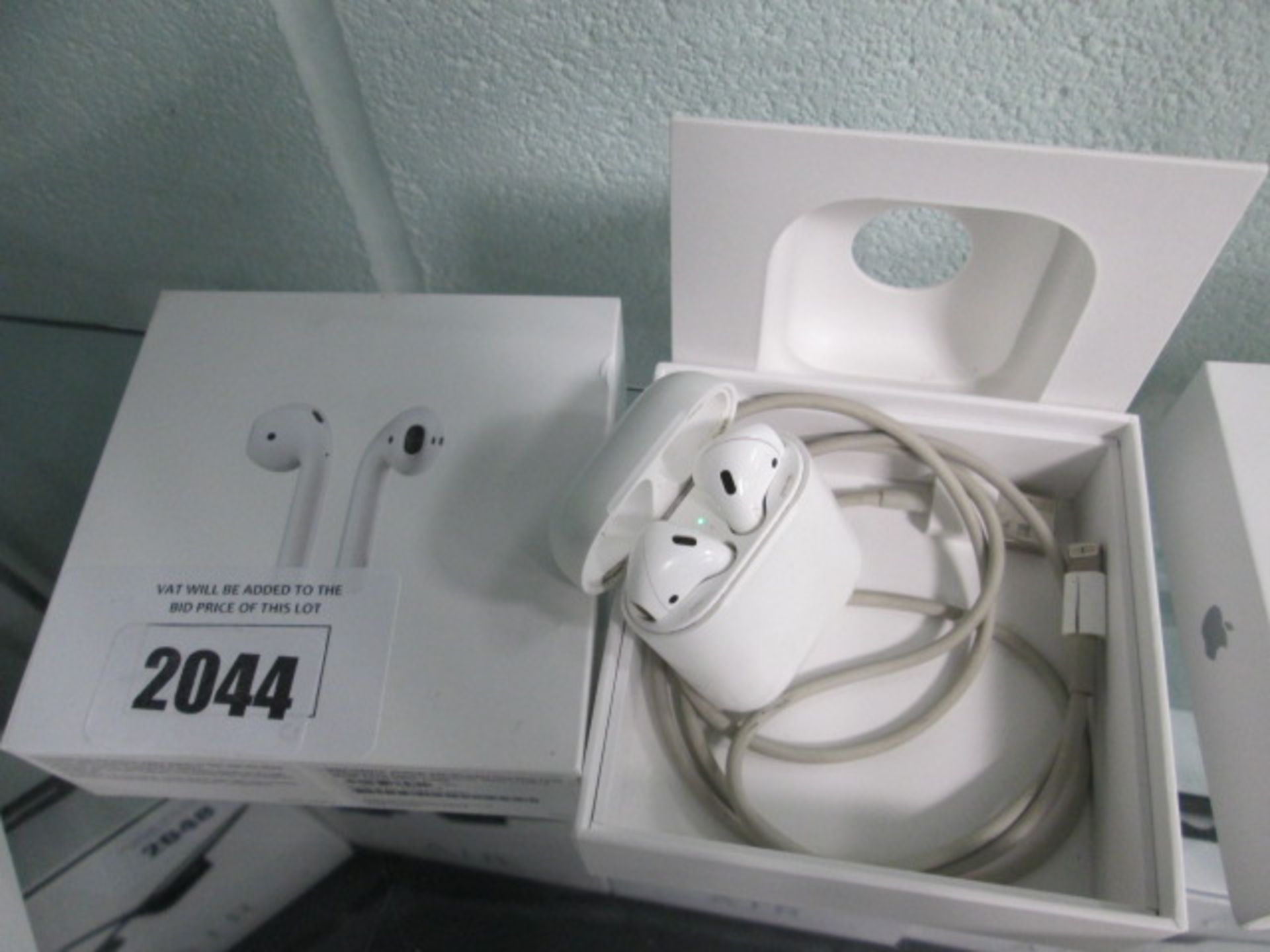 Apple Airpods with wireless charging case 2nd generation in box