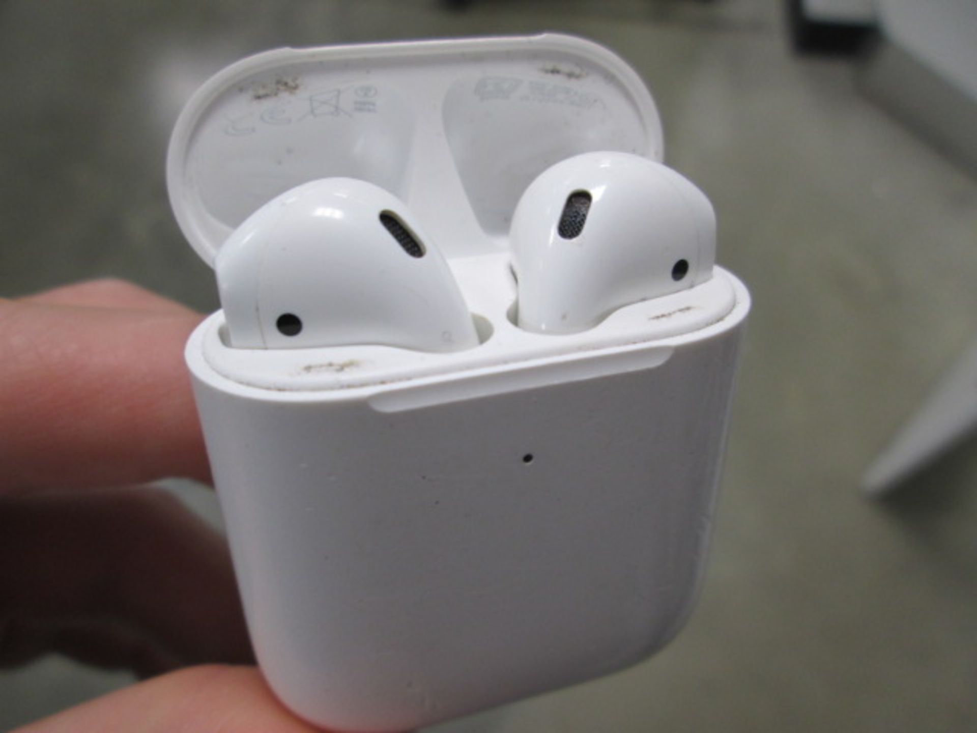 Apple Airpords 1st generation with charging case