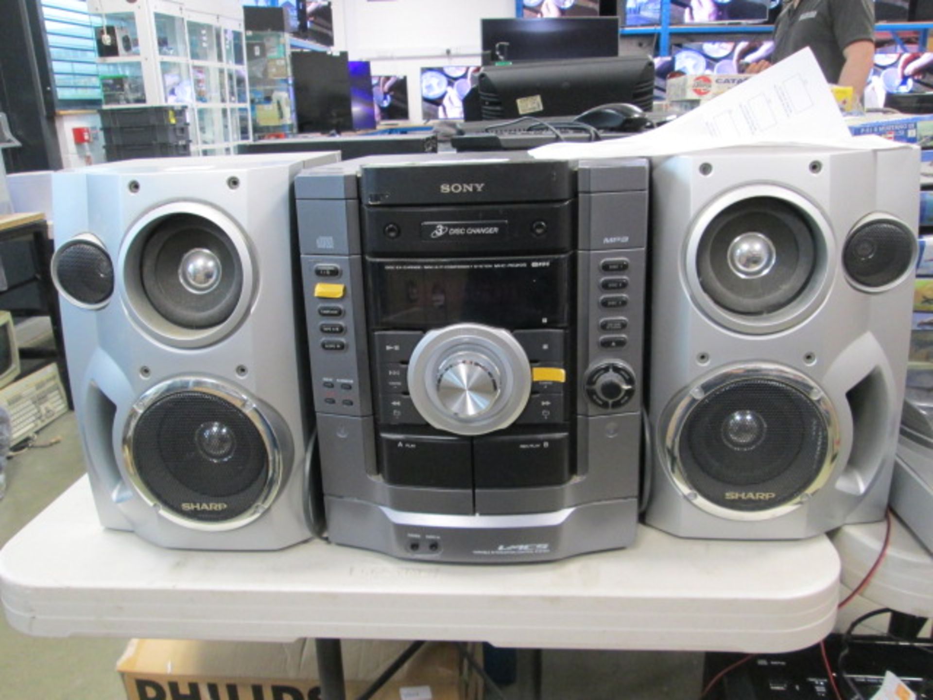 (130) Sony 3 disc changer micro hi-fi system with speakers