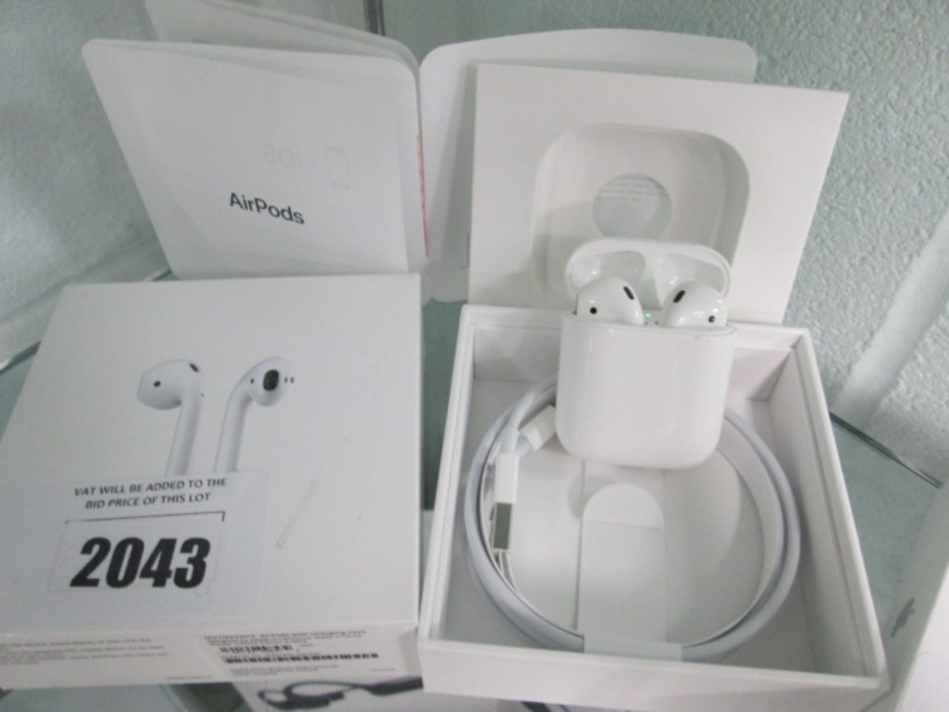 Apple Airpods with wireless charging case 2nd generation in box