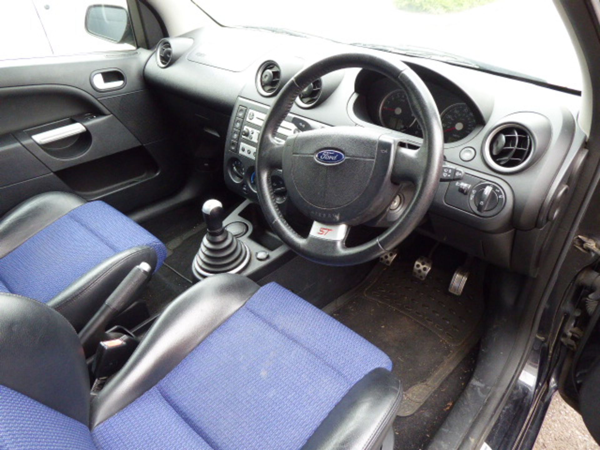WG05 HLC (2005) Ford Fiesta ST, hatchback, petrol, 1999cc MOT: 10/03/2021 - Image 7 of 8