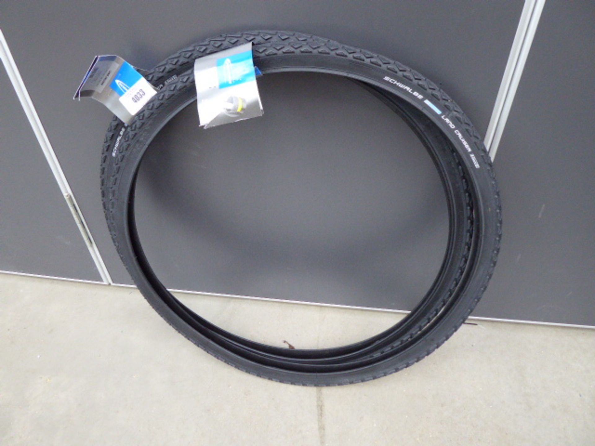 2 bike tyres size 700 x 35c