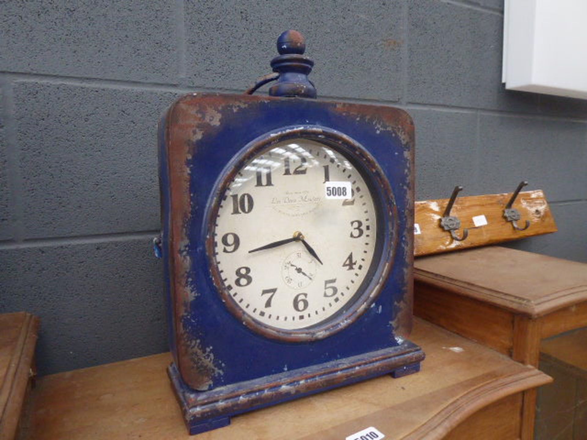 Metal French clock with quartz movement